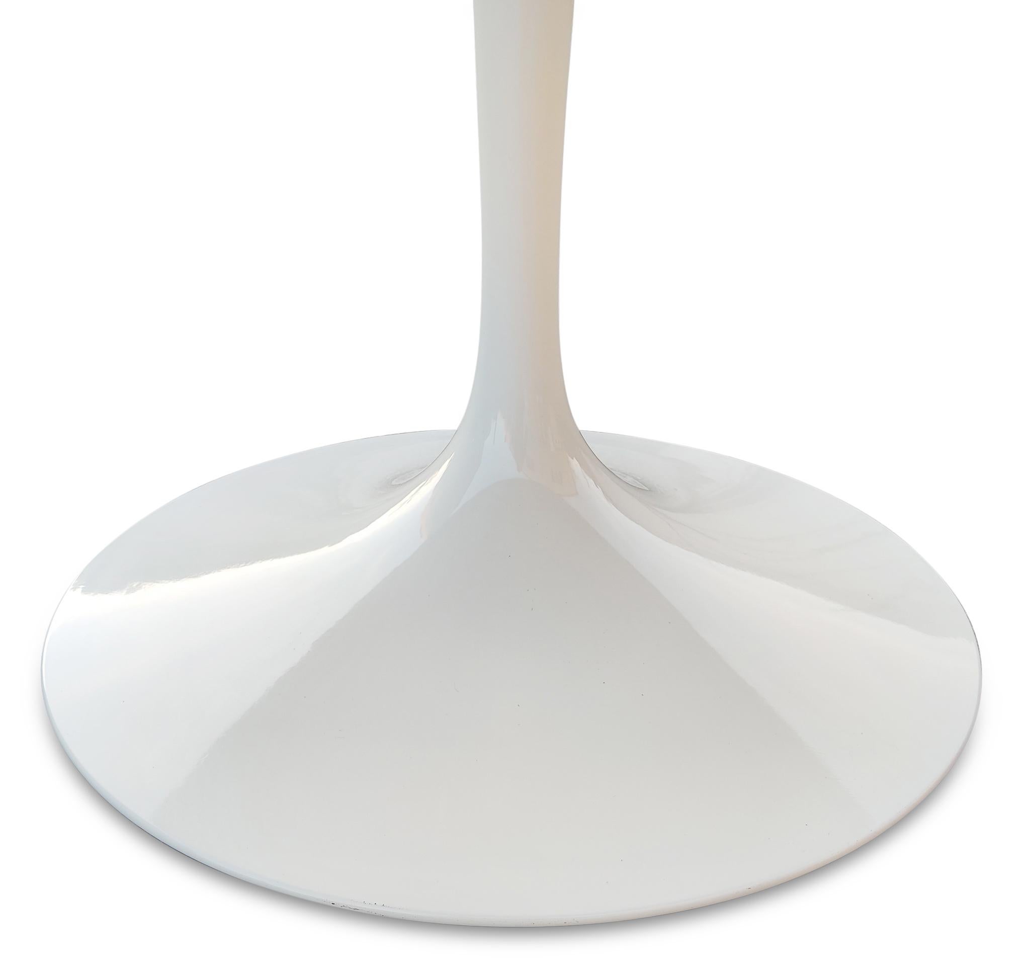 Mid-Century Modern Eero Saarinen Knoll Tulip Round Dining Table 54