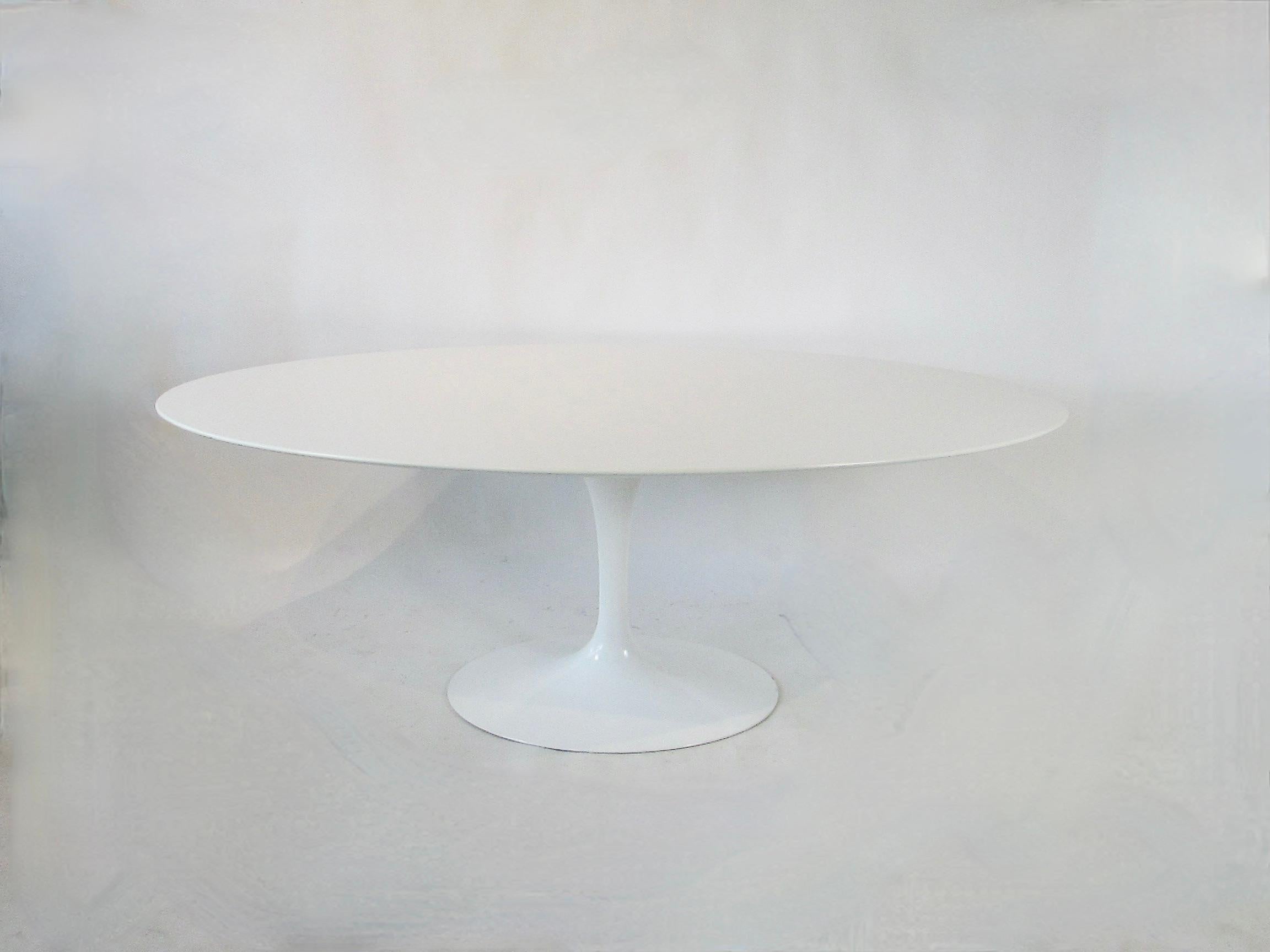 Eero Saarinen per Knoll Tavolo del gruppo Pedestal o del gruppo Tulip  è diventato un punto di riferimento iconico della semplicità e del design di metà secolo. Nelle parole di Saarinens  