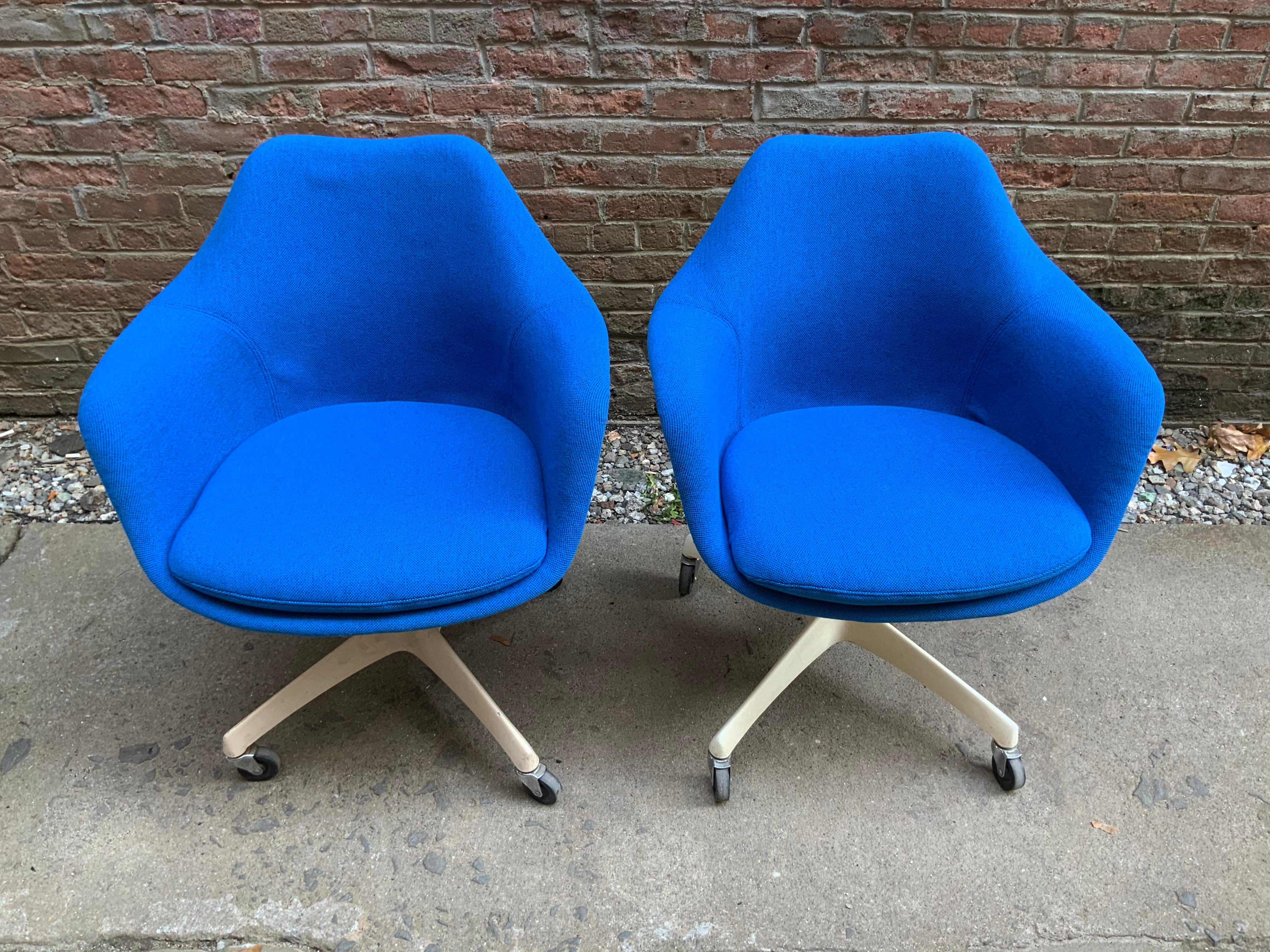 American Eero Saarinen Knoll Associates 150 UDS Swivel Chairs