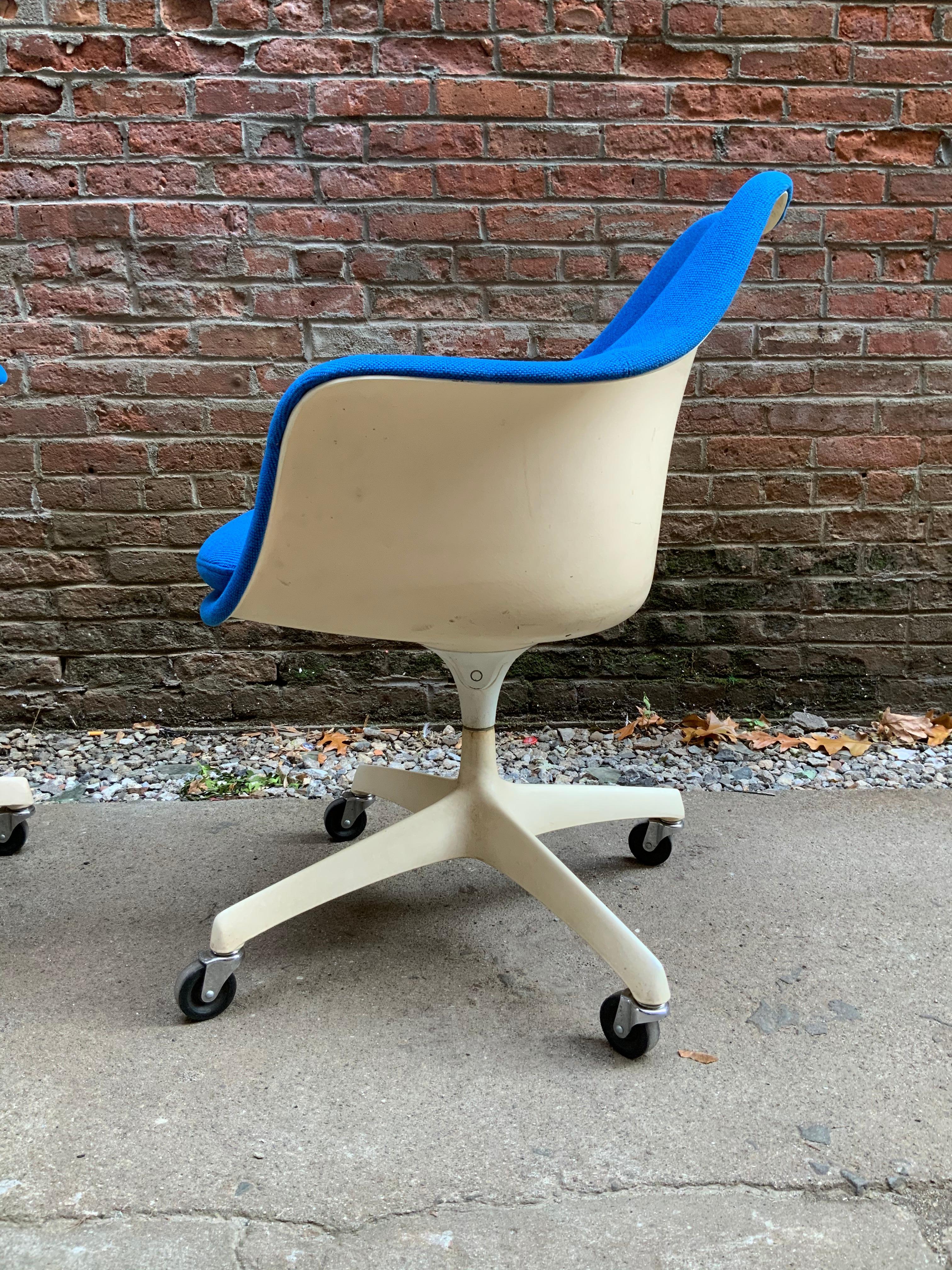 Eero Saarinen Knoll Associates 150 UDS Swivel Chairs In Good Condition In Garnerville, NY