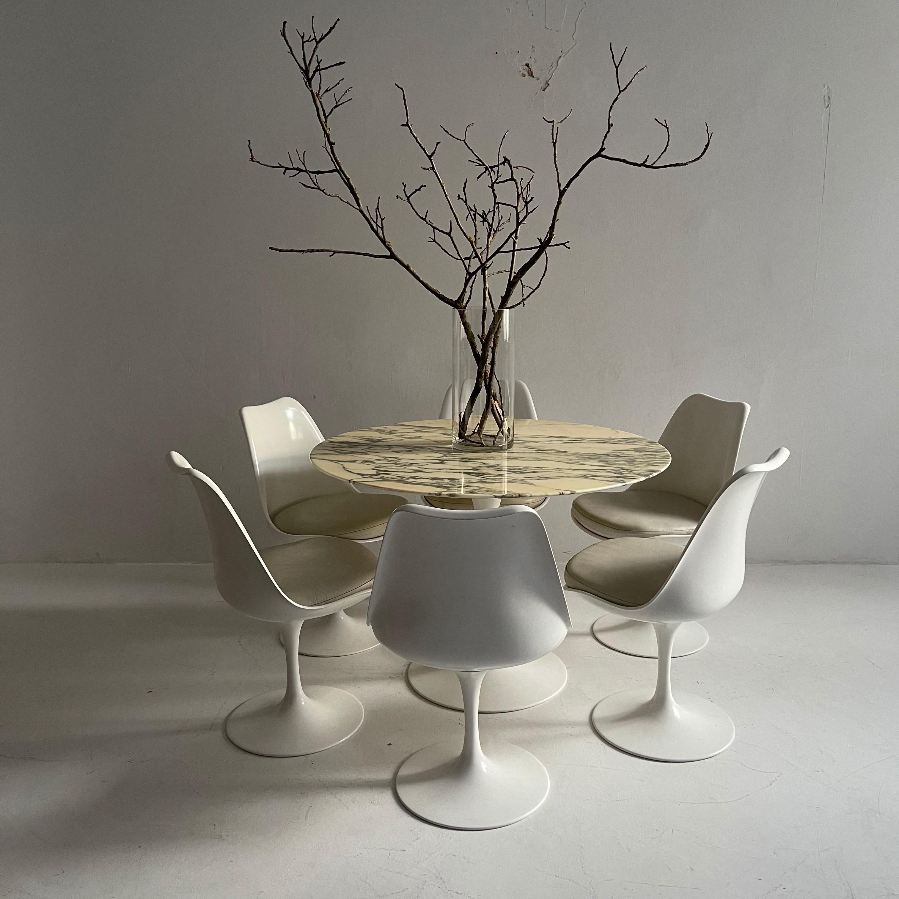 Eero Saarinen Knoll Early Tulip Pedestal Dining Set Original Leather and Marble In Good Condition In Vienna, AT