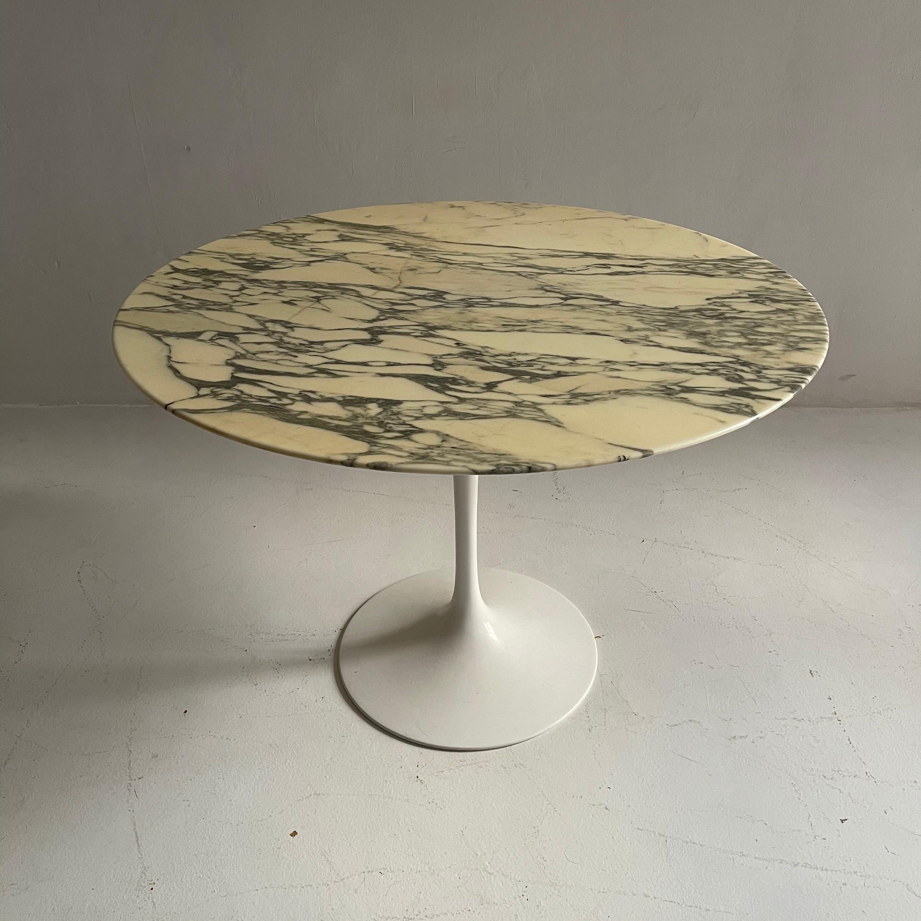Eero Saarinen Knoll early tulip pedestal dining table original marble, Italy, 1970s.