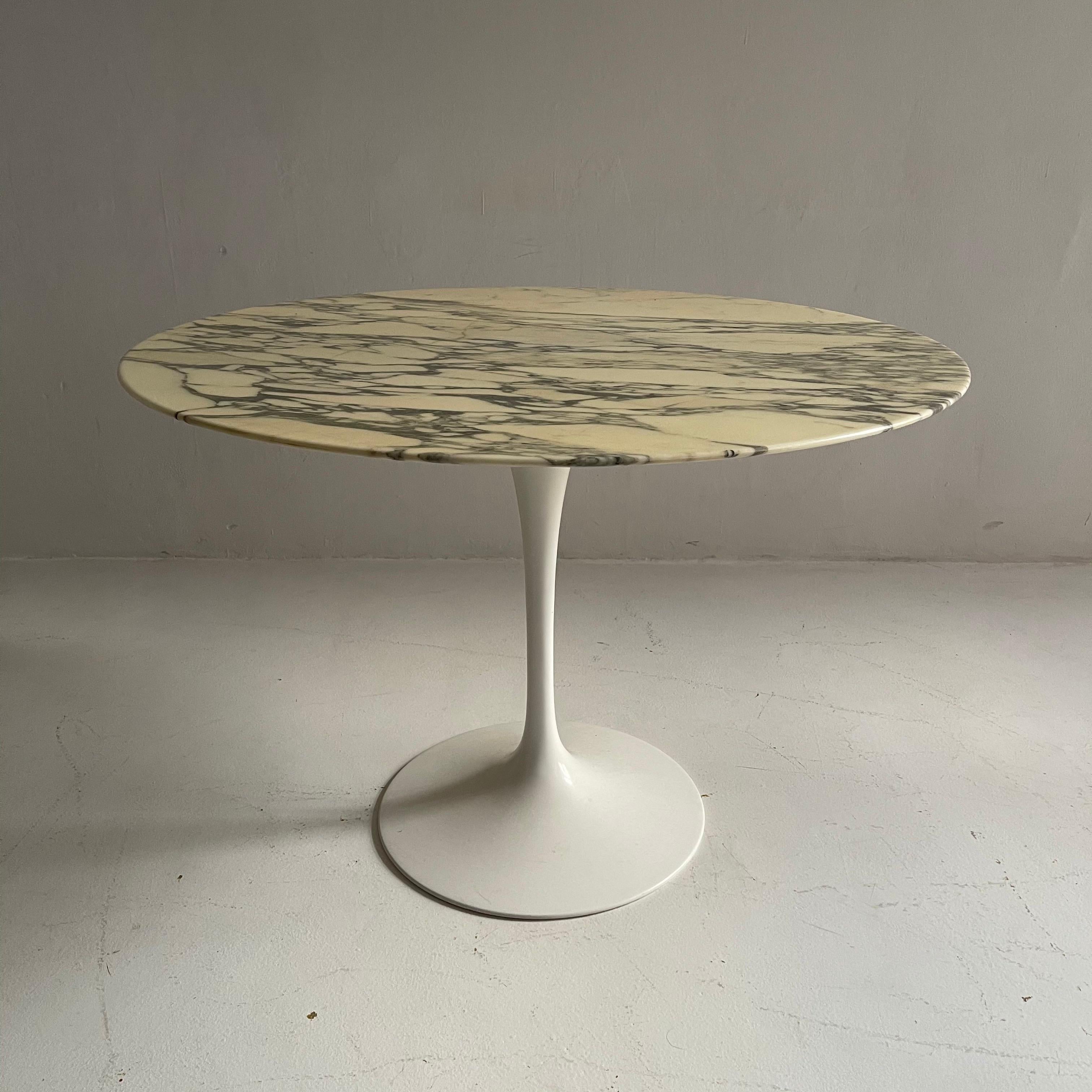 Mid-Century Modern Eero Saarinen Knoll Early Tulip Pedestal Dining Table Original Marble Italy 1970