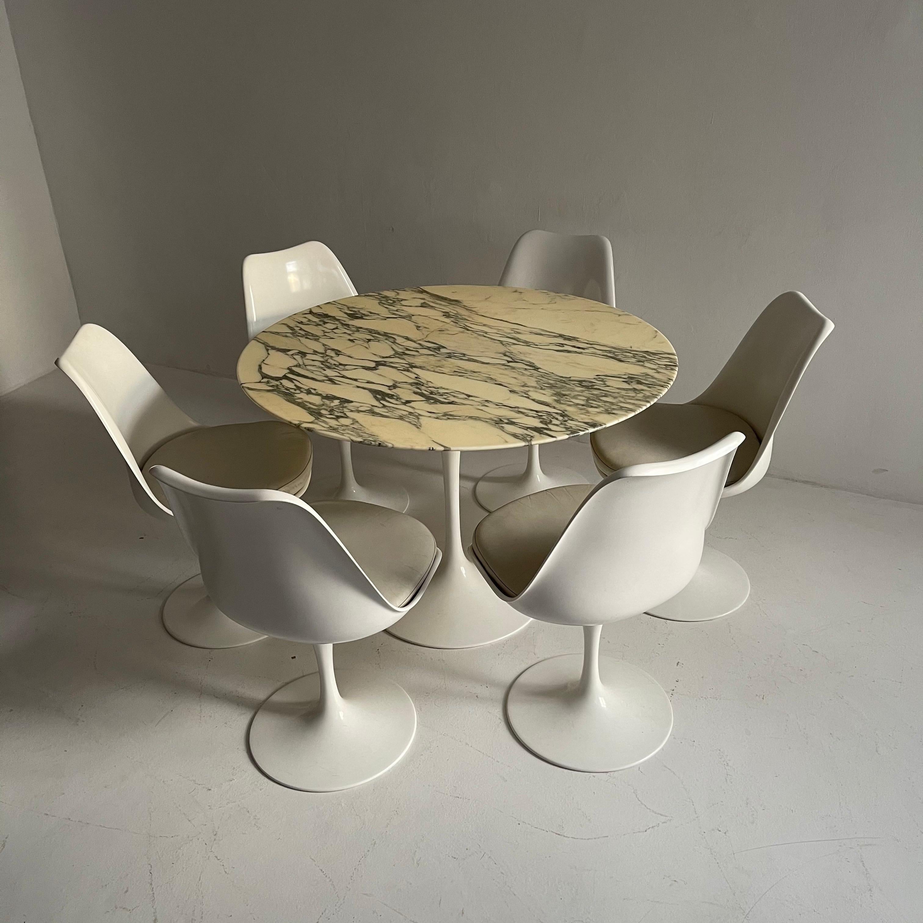 Eero Saarinen Knoll Early Tulip Pedestal Dining Table Original Marble Italy 1970 In Good Condition In Vienna, AT