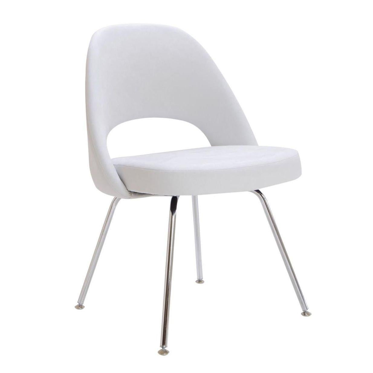 Vierer-Set Mid-Century Modern Esszimmerstühle, bestehend aus 2 Stühlen und 2 Sesseln, entworfen vom amerikanisch-finnischen Designer Eero Saarinen (1910-1961) für Knoll.
 
Die Stühle bestehen aus formgepresstem, verstärktem Polyurethan mit