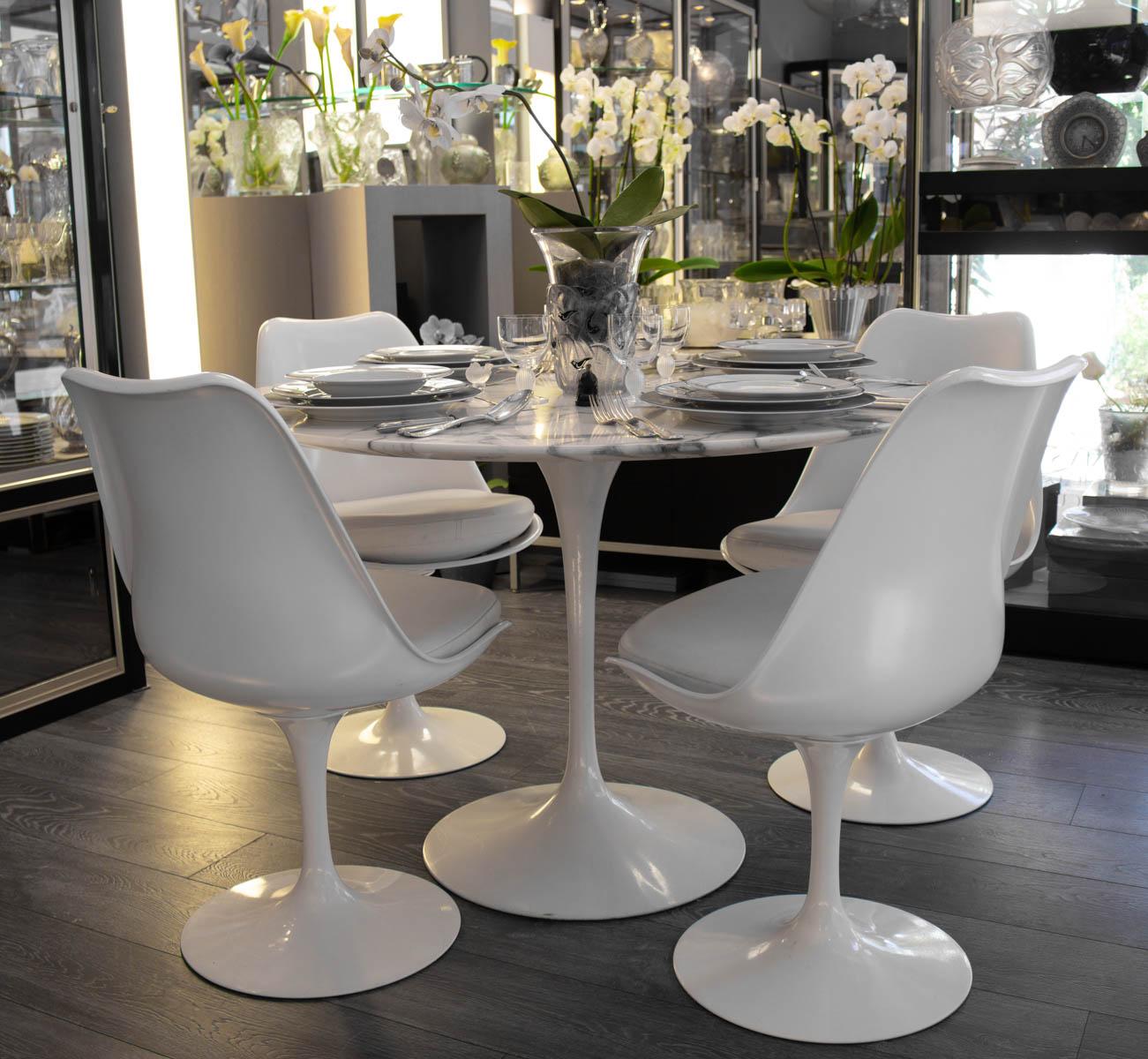 Eero Saarinen (1910-1961) and Knoll International
Suite de 4 chaises modèle Tulipe
Coque en fibre de verre laquée blanc, piètement pivotant en fonte d'aluminium recouvert de Rilsan blanc
Measures: 81 x 51 x 44 cm. The tulip chair was designed by