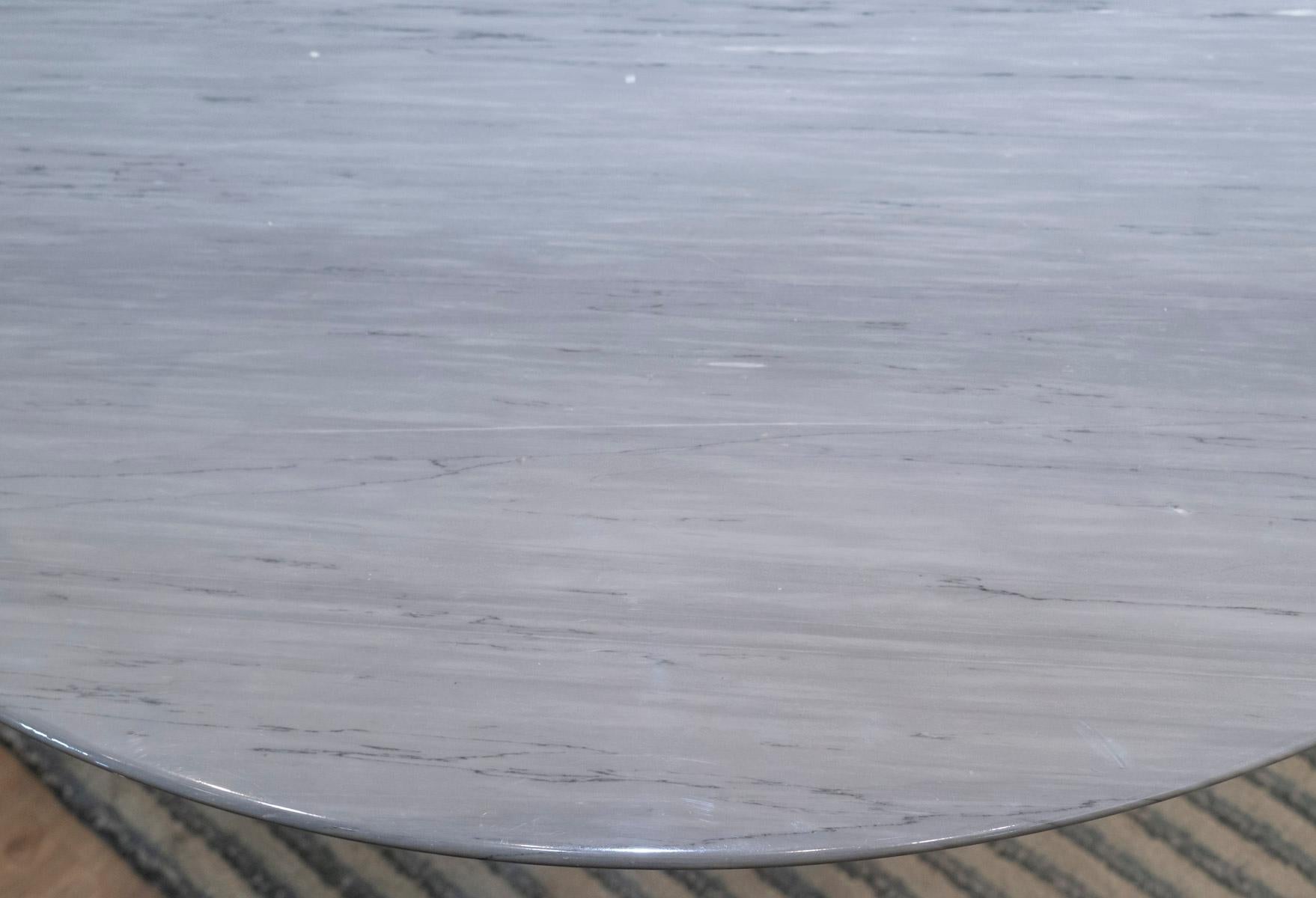 Tulipe” dining table, designed in 1956, 
circular top in anthracite-veined gray marble on a central cast-aluminum base
lacquered (Rilsan)
Signature molded into the table base.
Table: Height : 72 cm ; Diam. : 120 cm
Bibliography :
- Collectif, Knoll