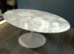 Eero Saarinen & Table basse ovale "Tulip" de Knoll International