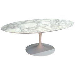 Eero Saarinen & Table basse ovale "Tulip" de Knoll International