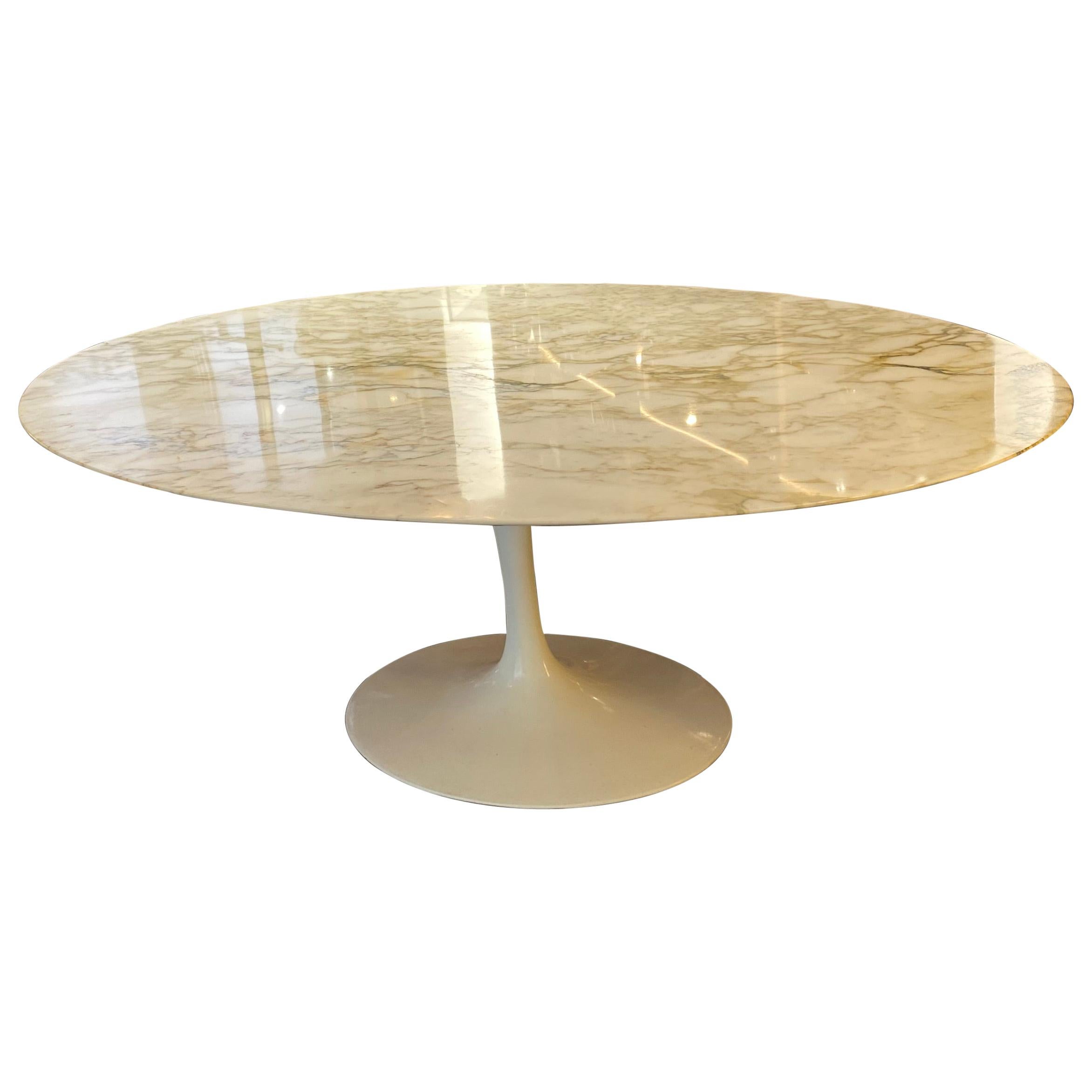 Table ovale "Tulip" International d'Eero Saarinen & Knoll