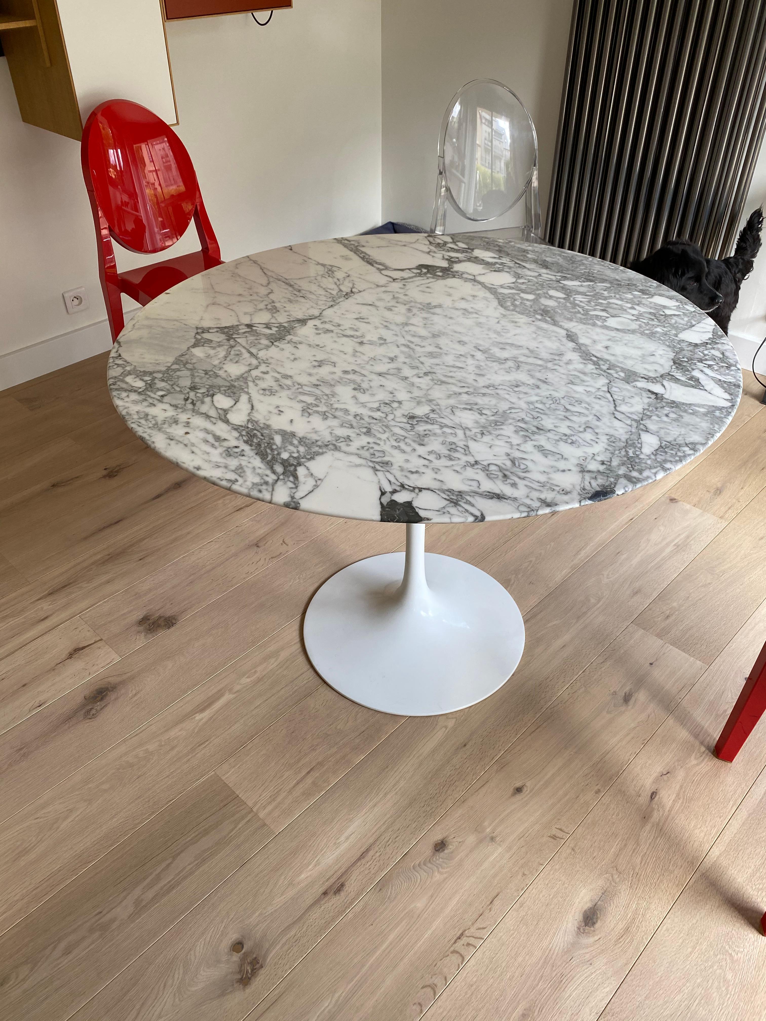 Eero Saarinen (1910-1961) & Knoll International
Tulip, modèle created, 1956.
Round table, Rilsan sheathed cast aluminium base
Circular white marble-top chamfered on the underside of its perimeter
Table ronde, piètement en fonte d'aluminium