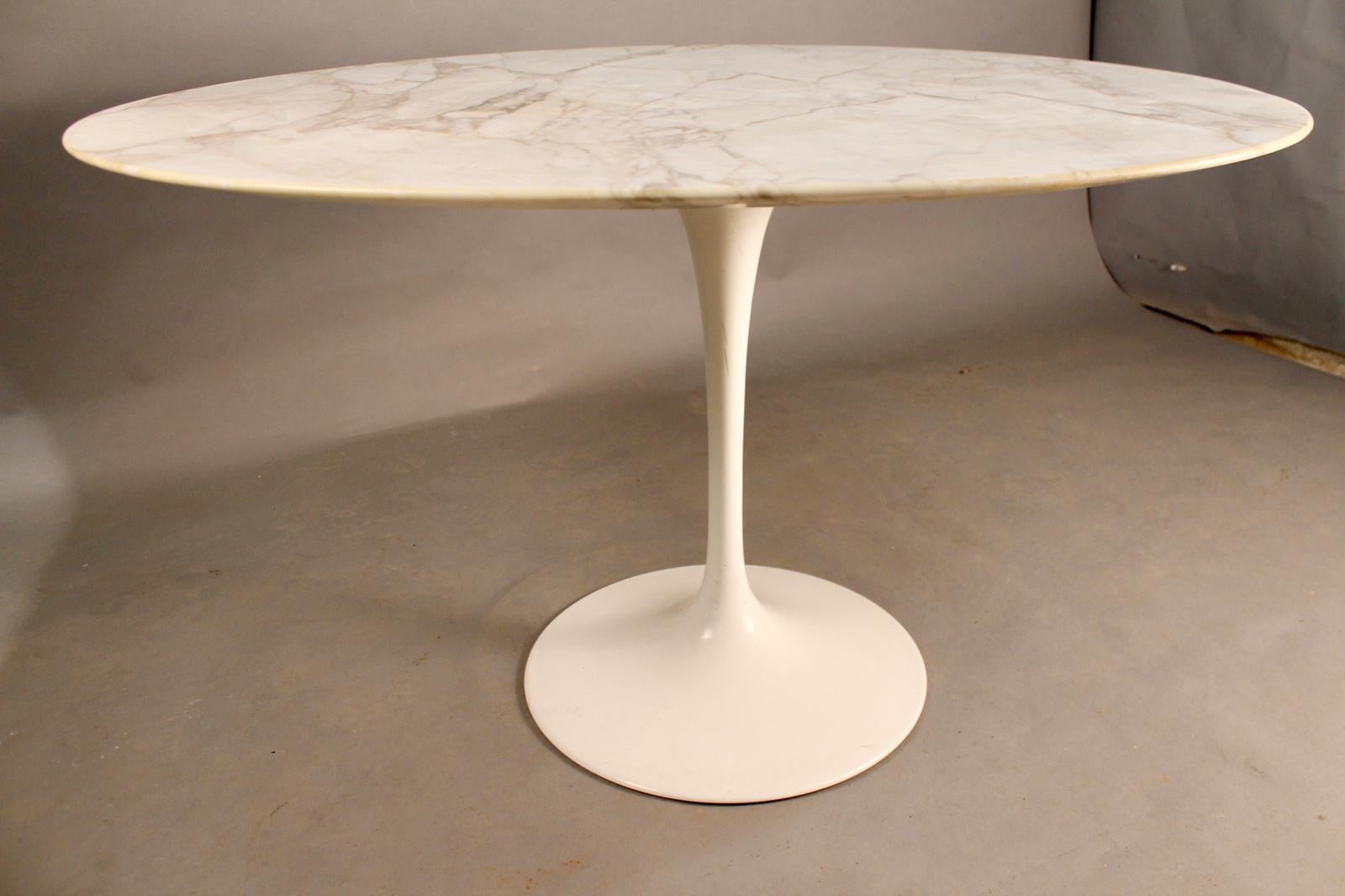 Eero Saarinen (1910-1961) & Knoll International
Tulip, modèle created, 1956.

Round table, Rilsan sheathed cast aluminum base
Calacatta ora marble

It was designed primarily as a chair to match the complementary dining table. The chair has the