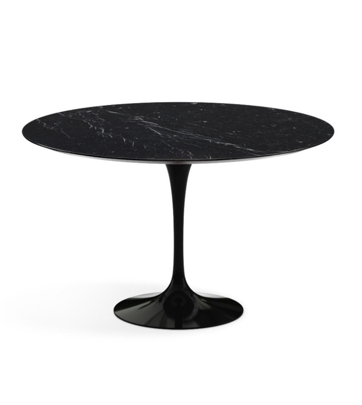 Eero Saarinen (1910-1961) & Knoll International
Tulip, modèle created, 1956.
Round table, Rilsan sheathed cast aluminum base Marquila black marble
signed Knoll under the feet
Circular white marble-top 120 cm diameter chamfered on the underside of