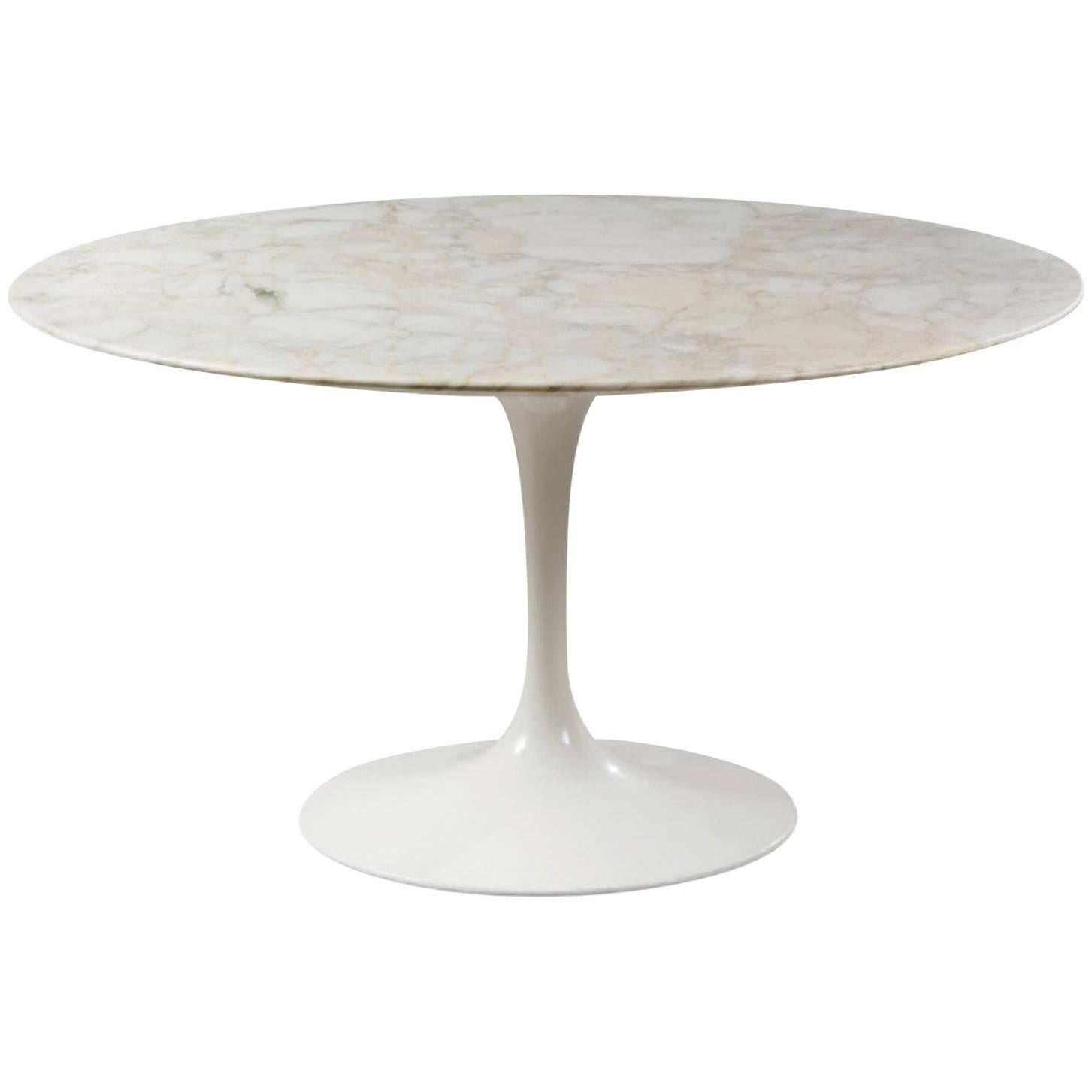 Eero Saarinen (1910-1961) and Knoll International
Tulip, modèle created, 1956.
this set comprising :
Round table,
4 swiveling tulip chair rilsan sheathed cast aluminium base
2 swiveling stools
Circular white marble-top chamfered on the