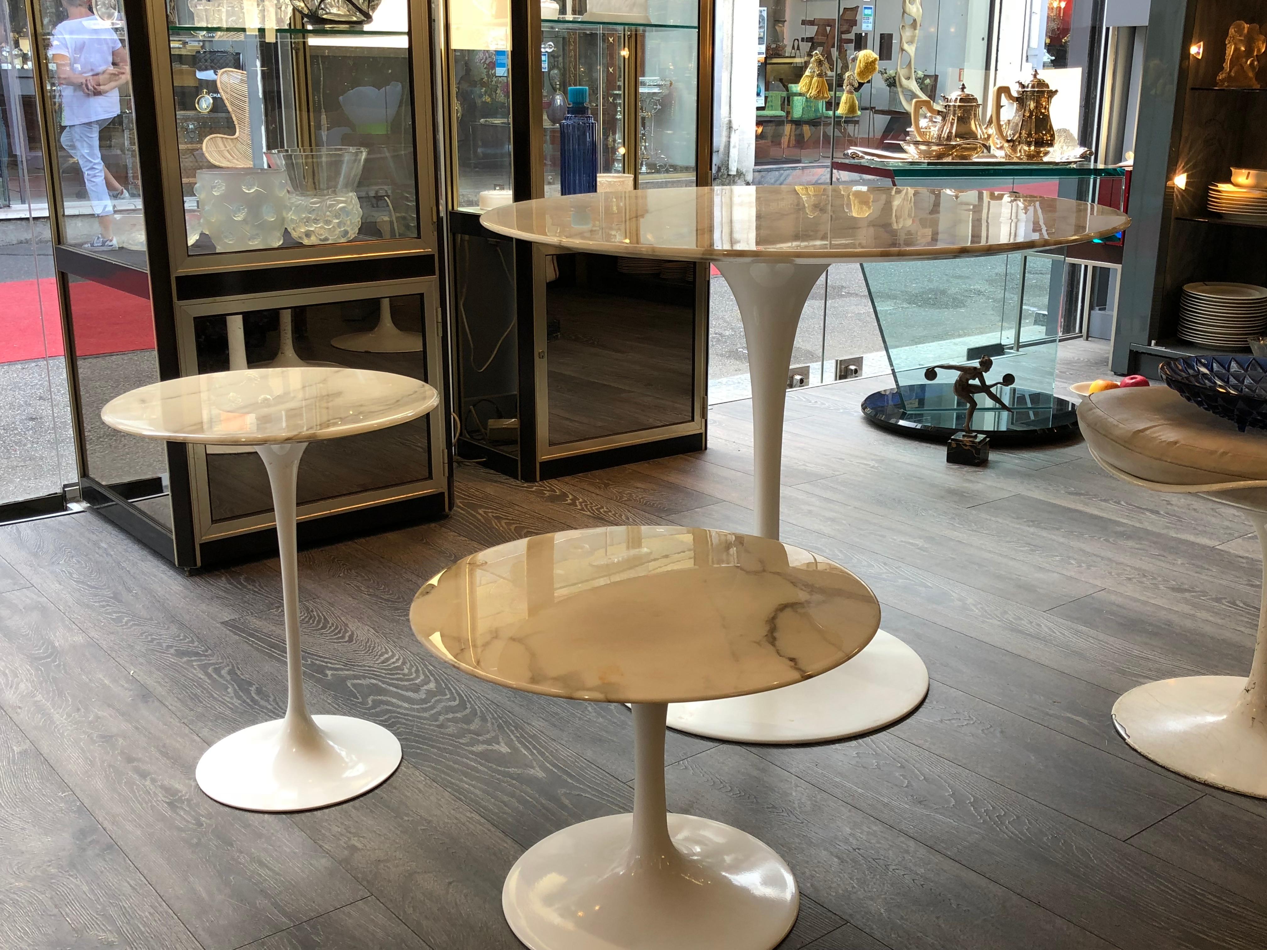 Eero Saarinen (1910-1961) & Knoll International
Tulip, modèle created, 1956.
Round table, Rilsan sheathed cast aluminium base
Circular white marble-top chamfered on the underside of its perimeter
Table ronde, piètement en fonte d'aluminium