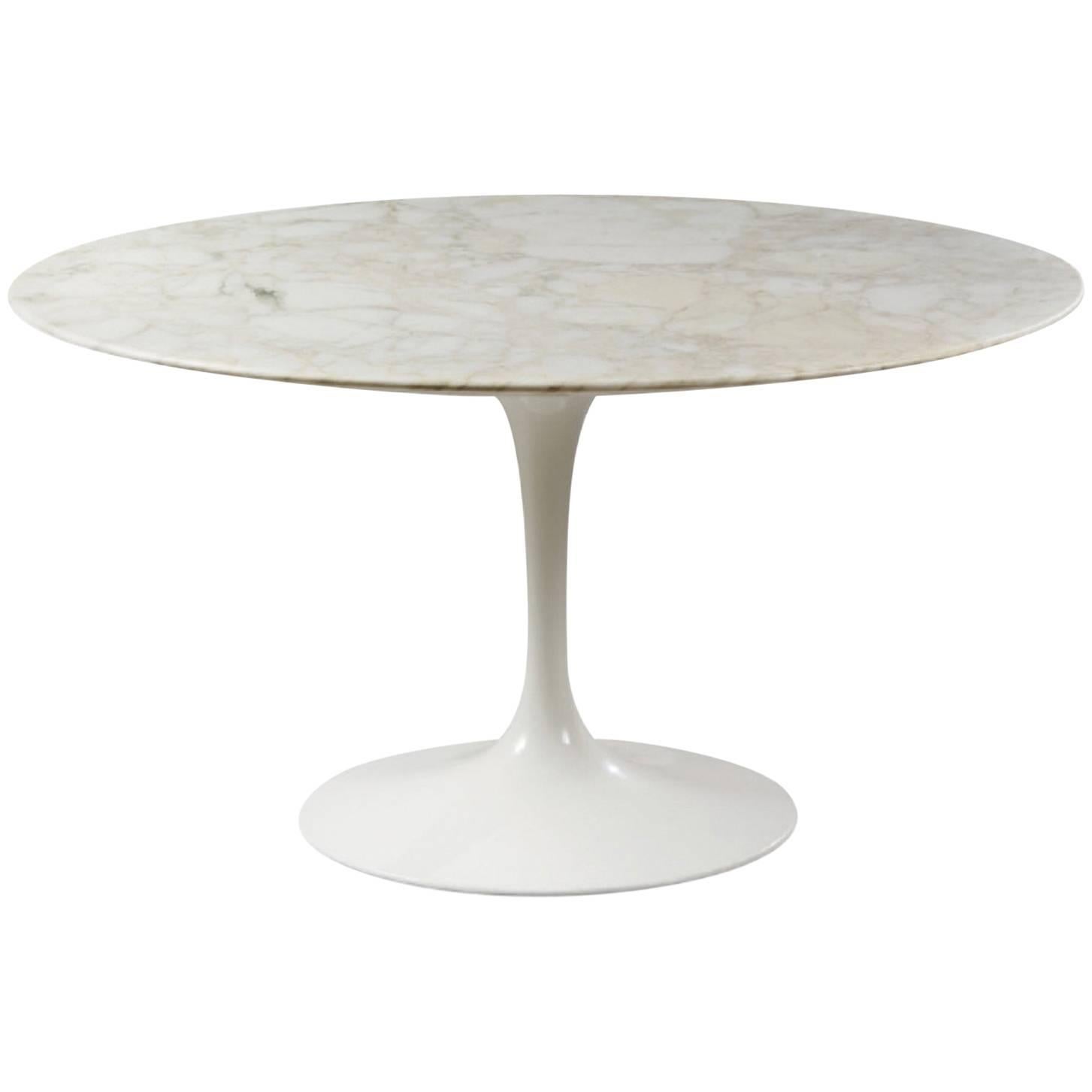 Eero Saarinen (1910-1961) and Knoll International
Tulip, modèle created, 1956.
Round table, Rilsan sheathed cast aluminium base
Circular white marble-top chamfered on the underside of its perimeter
Table ronde, piètement en fonte d'aluminium