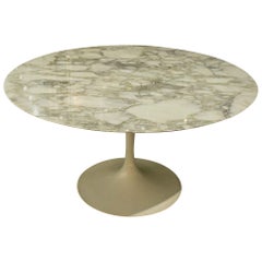 Eero Saarinen & Table "Tulip" de Knoll International "Calacatta Vagli"