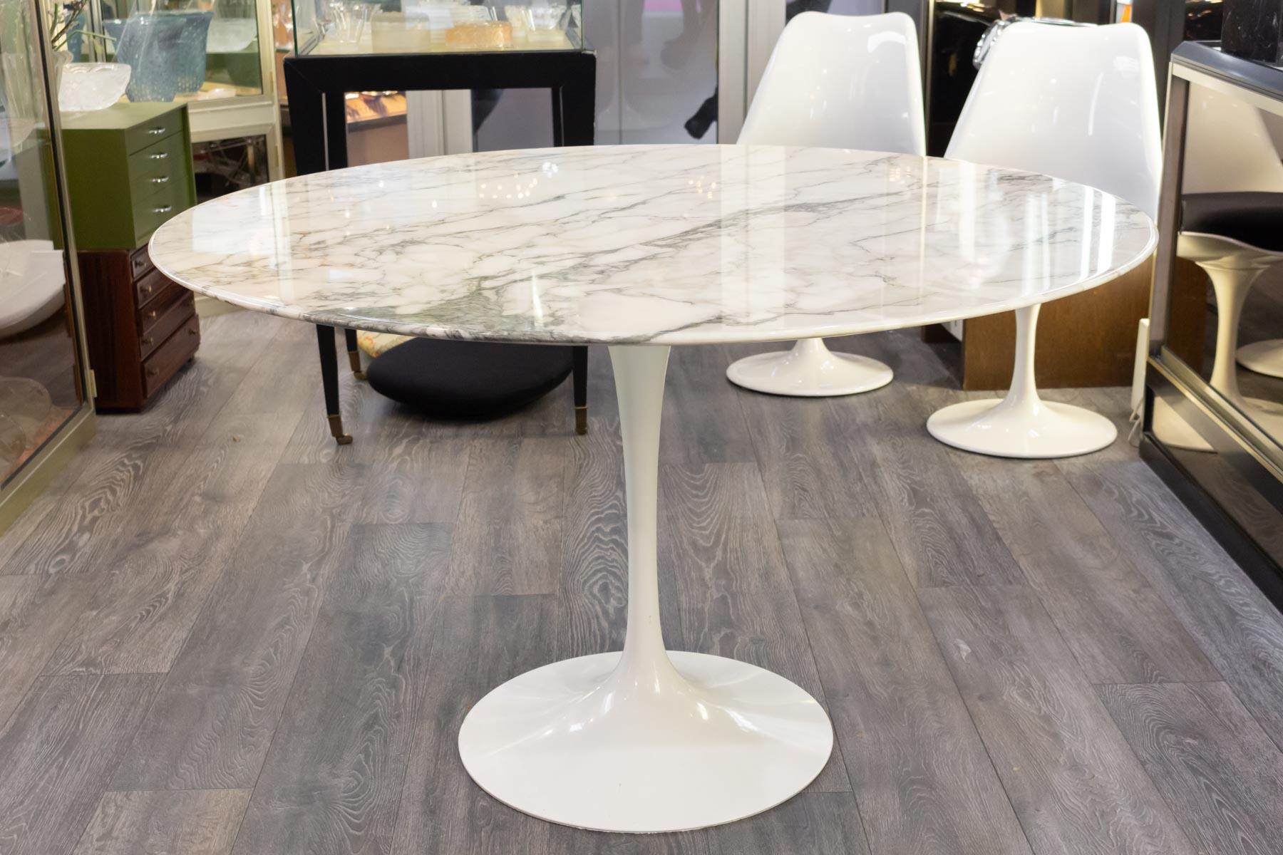Eero Saarinen (1910-1961) & Knoll International
Tulip, modèle created, 1956.
Round table, Rilsan sheathed cast aluminum base
Circular white marble-top 120 cm diameter chamfered on the underside of its perimeter
Table ronde, piètement en fonte