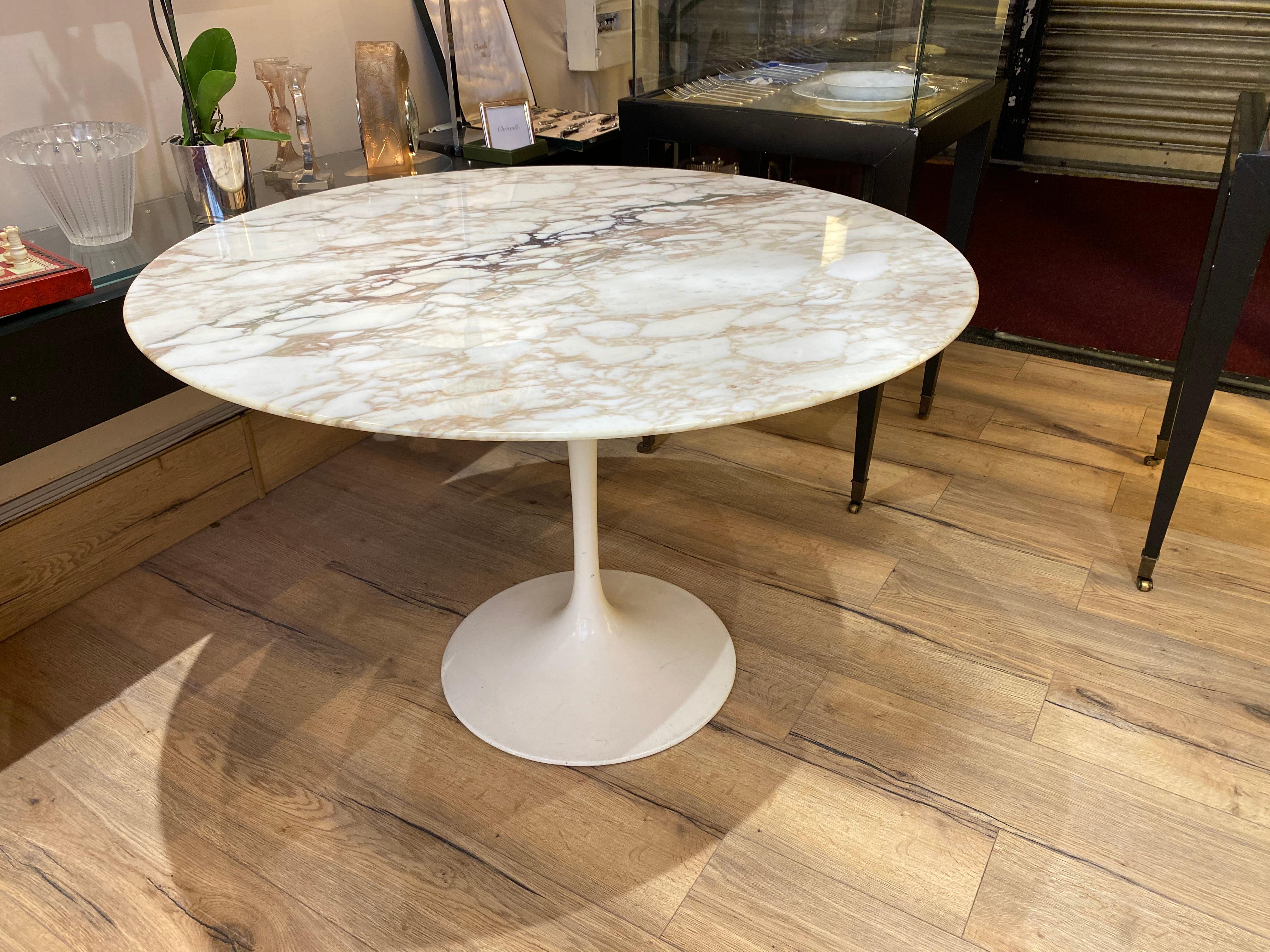 Eero Saarinen (1910-1961) & Knoll International
Tulip, modèle created, 1956.
Round table, Rilsan sheathed cast aluminum base
signed Knoll under the feet
Circular white marble-top 107 cm diameter chamfered on the underside of its perimeter
Table