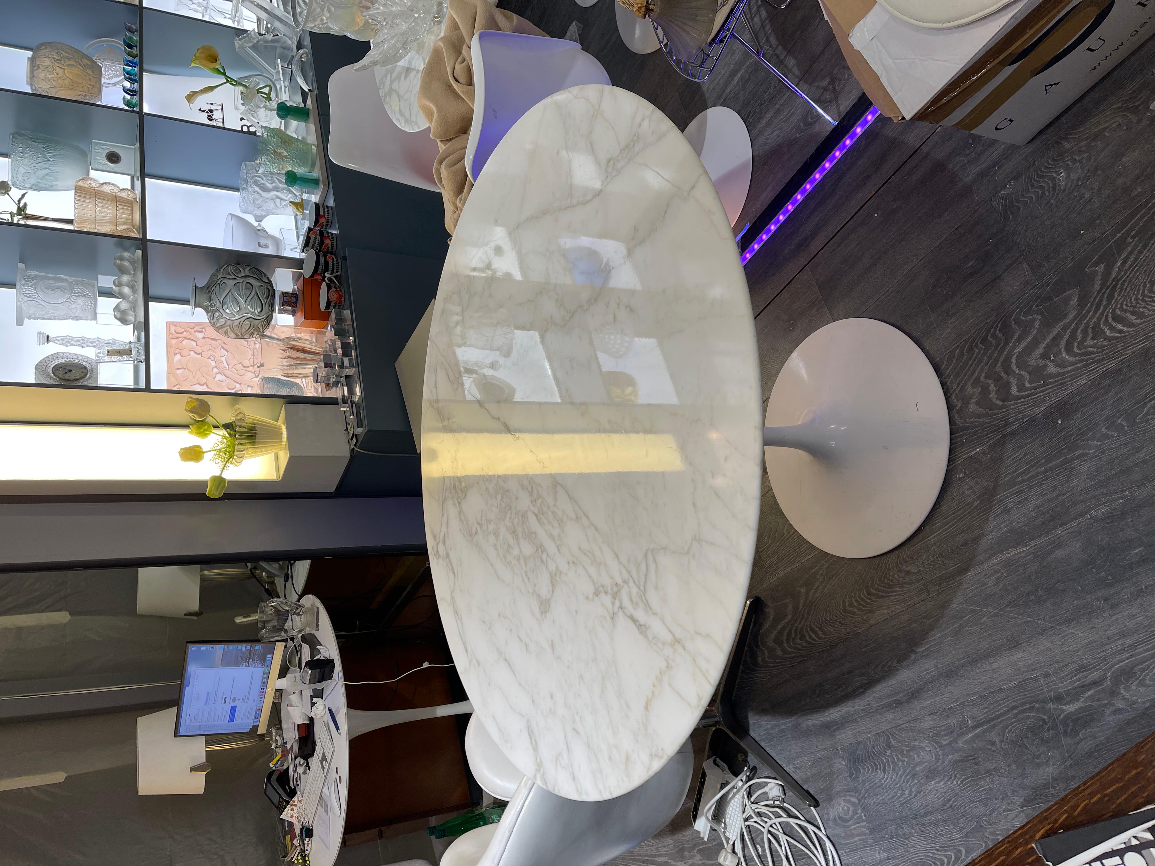 Eero Saarinen (1910-1961) & Knoll International
Tulip, modèle created, 1956.
Calacatta marble 120 cm diameter
Round table, Rilsan sheathed cast aluminium base
Circular white marble-top chamfered on the underside of its perimeter
Table ronde,