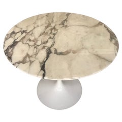Table « Tulip » d'Eero Saarinen & Knoll International