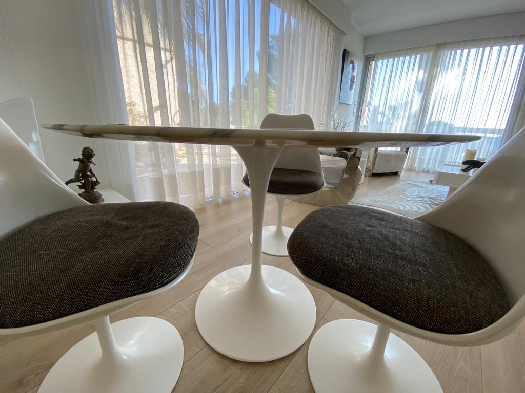 Eero Saarinen (1910-1961) & Knoll International
Tulip, modèle created, 1956.
Round table, Rilsan sheathed cast aluminum base
signed Knoll under the feet
Circular white marble-top 107 cm diameter chamfered on the underside of its perimeter
Table