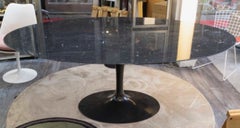 Eero Saarinen & Knoll International: Tisch "Tulip", Marquina-Marmor und schwarzer Ri