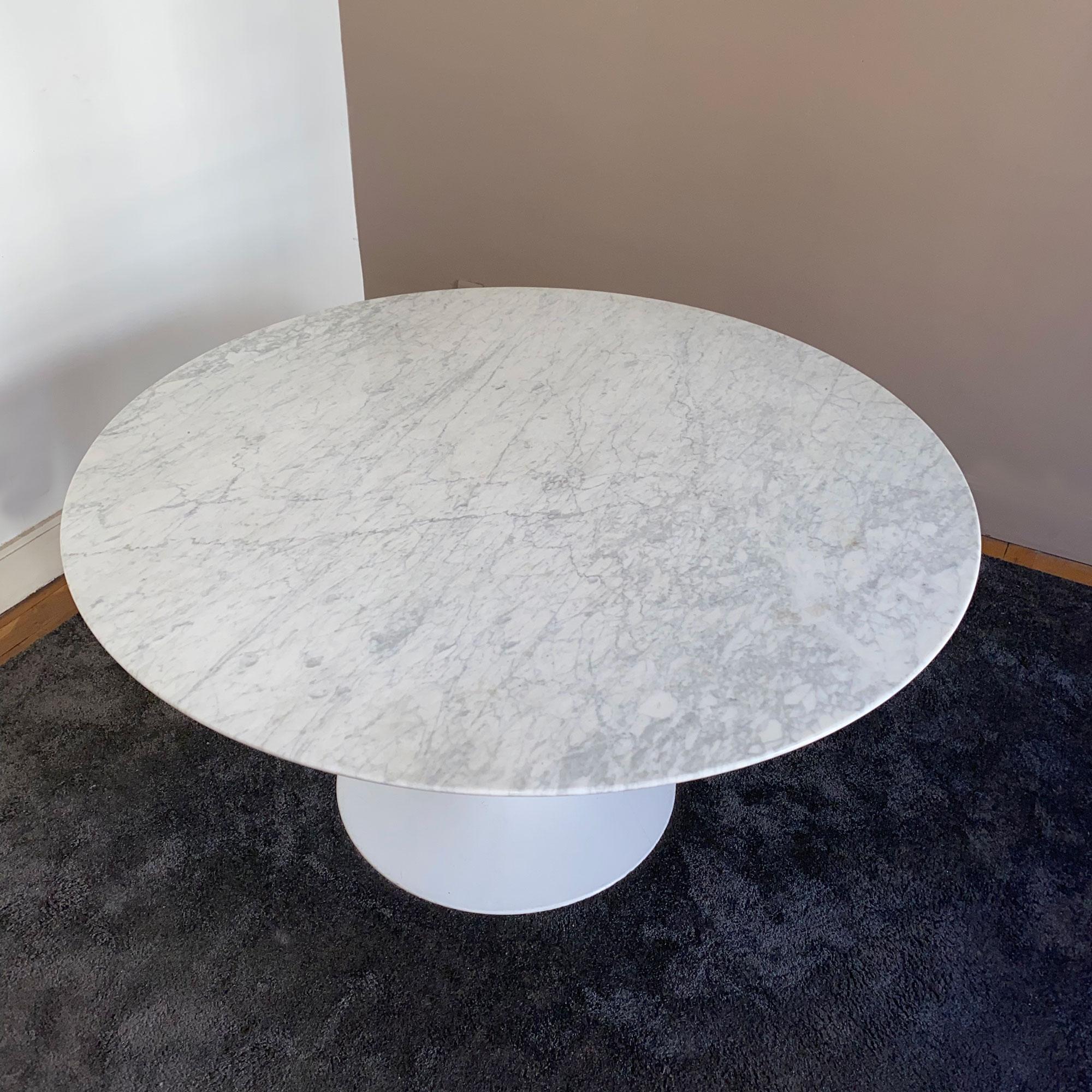 Eero Saarinen Knoll
Mesa de mármol de la marca Knoll de Eero Saarinen (firmada bajo el pie) el mármol de Carrara no está barnizado sino al natural. Muy buen estado original, sin falta ni brillo en los bordes. Manchas ligeras sin gravedad. El