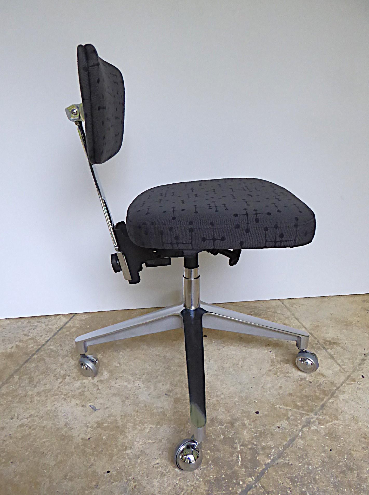 Mid-Century moderno Sedia da scrivania Eero Saarinen Knoll Mid Century Modern Secretarial Chair Fabrice degli anni '50 in vendita