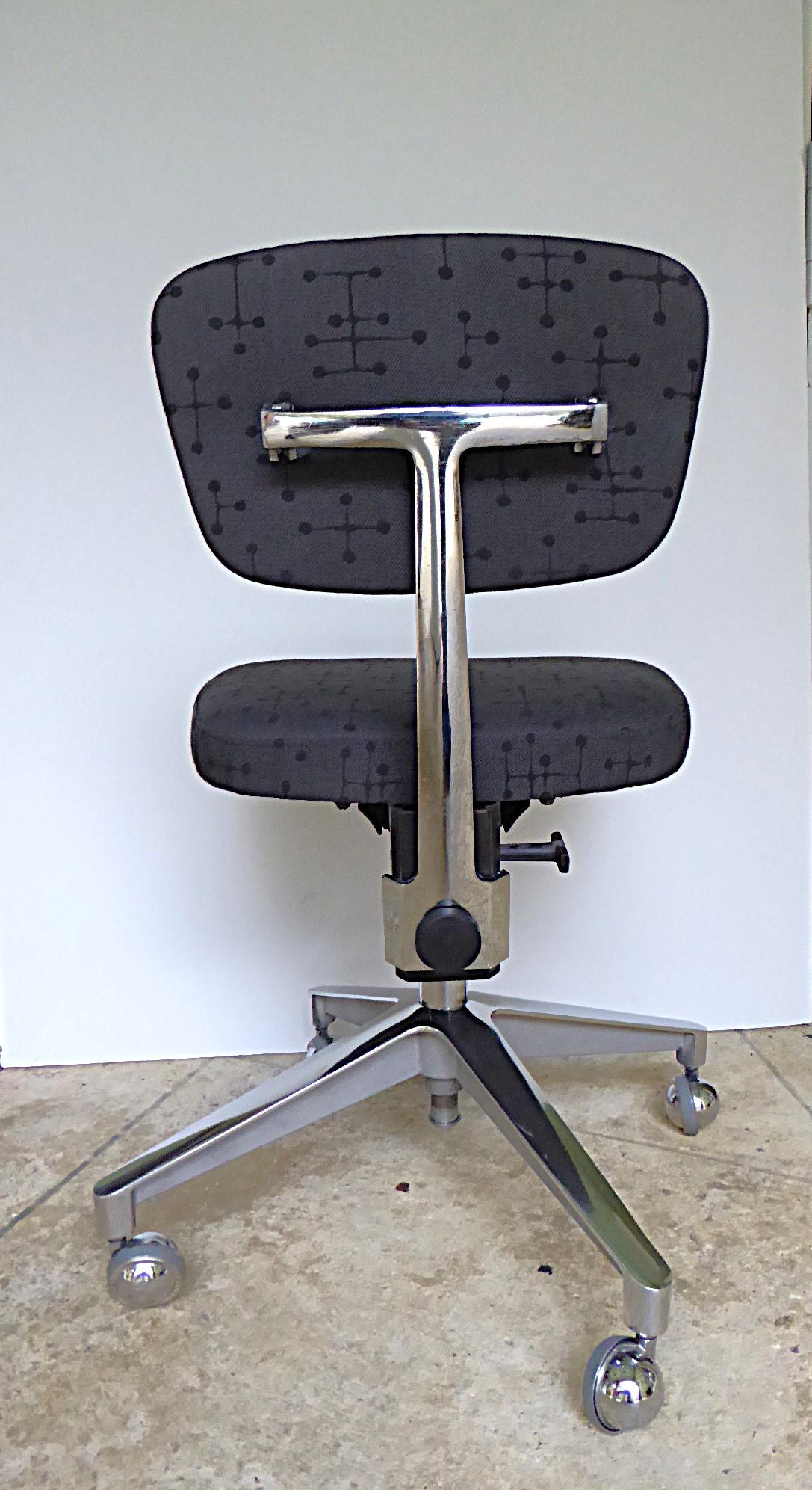 Eero Saarinen Knoll Moderner Secretarial-Schreibtischstuhl aus der Mitte des Jahrhunderts Eames' Stoff 50s (amerikanisch) im Angebot
