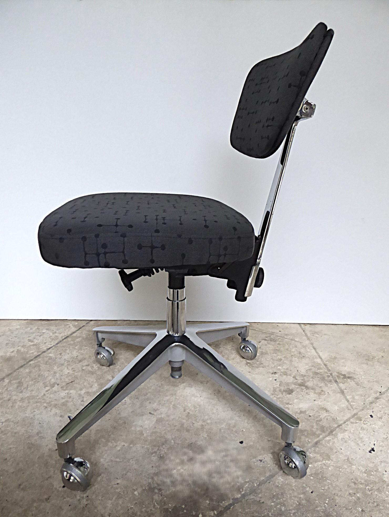 Sedia da scrivania Eero Saarinen Knoll Mid Century Modern Secretarial Chair Fabrice degli anni '50 In condizioni buone in vendita a Miami, FL