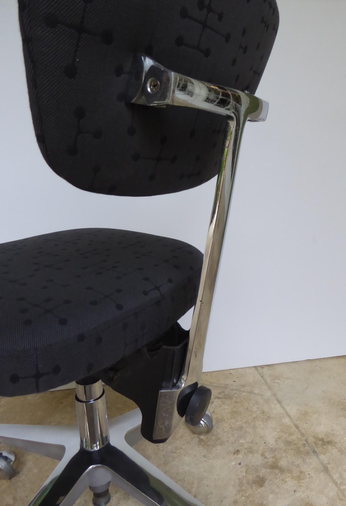 Sedia da scrivania Eero Saarinen Knoll Mid Century Modern Secretarial Chair Fabrice degli anni '50 in vendita 2