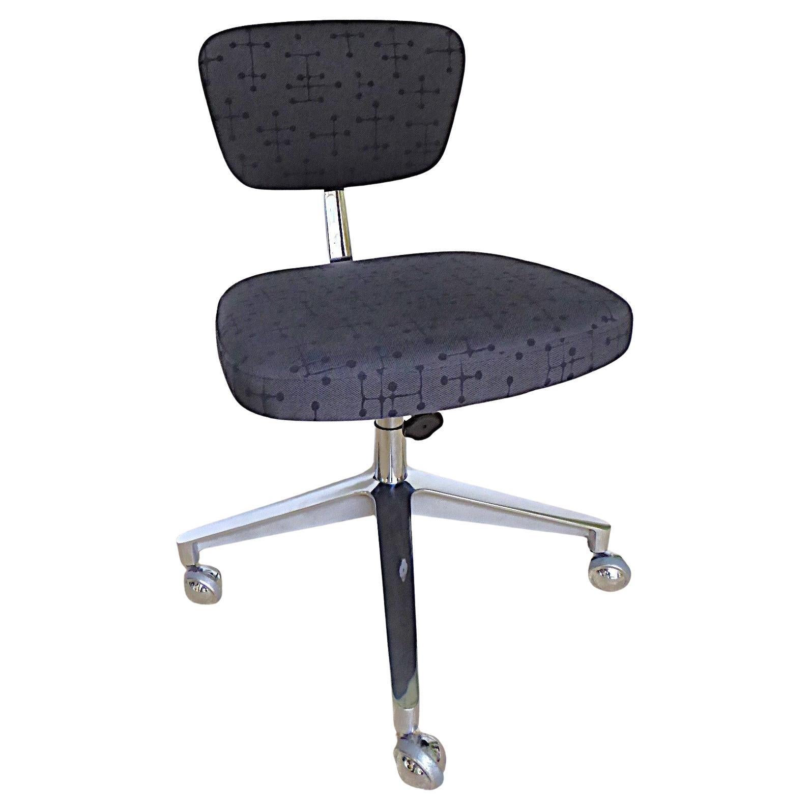 Sedia da scrivania Eero Saarinen Knoll Mid Century Modern Secretarial Chair Fabrice degli anni '50 in vendita