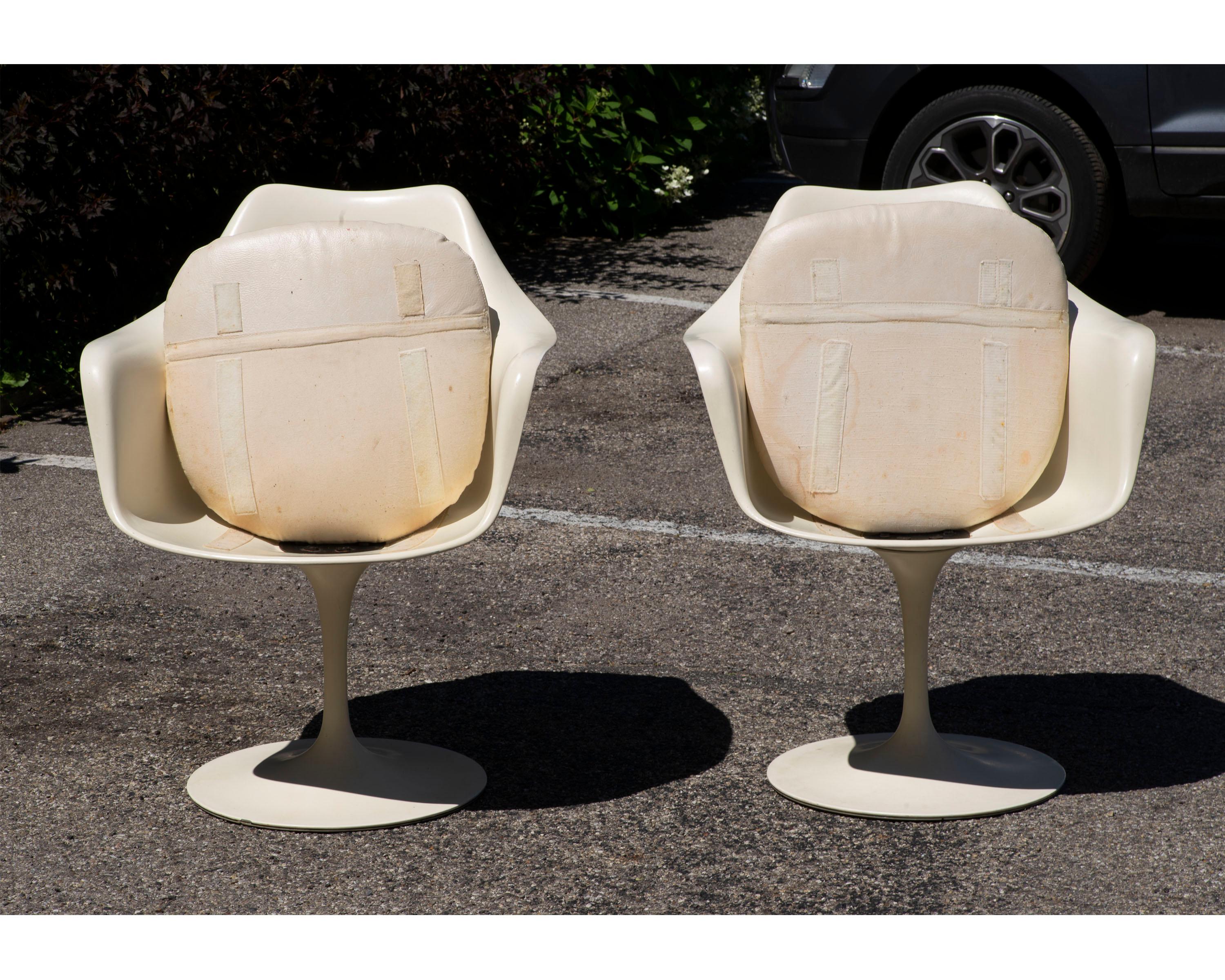 Eero Saarinen Knoll Mid Century Modern Tulip Chairs In Good Condition In Indianapolis, IN