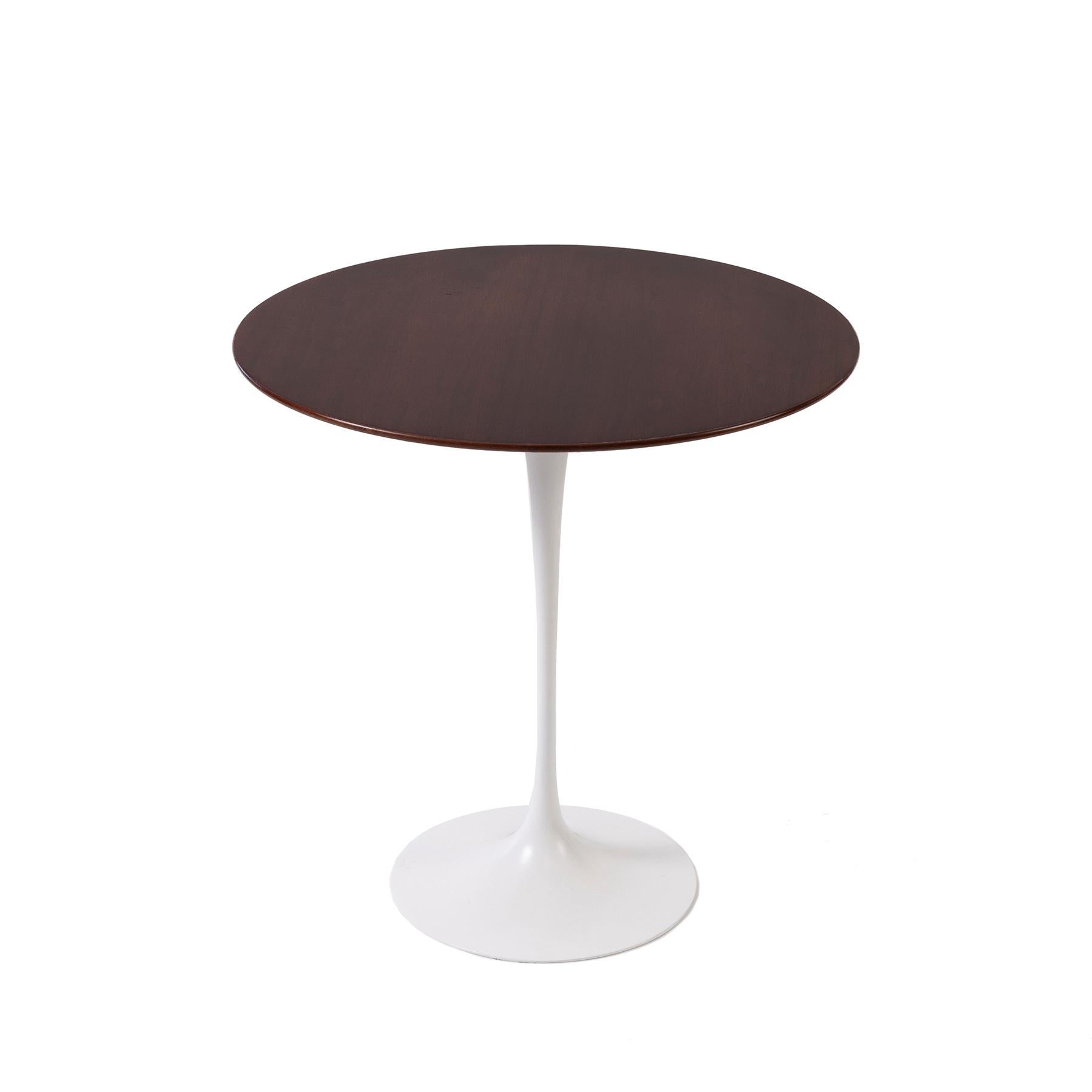 Table d'appoint Eero Saarinen pour Knoll, vers la fin des années 1970. Ce magnifique exemplaire présente l'emblématique plateau en noyer bordé de couteaux et la base en tulipe en fonte des premiers temps.
