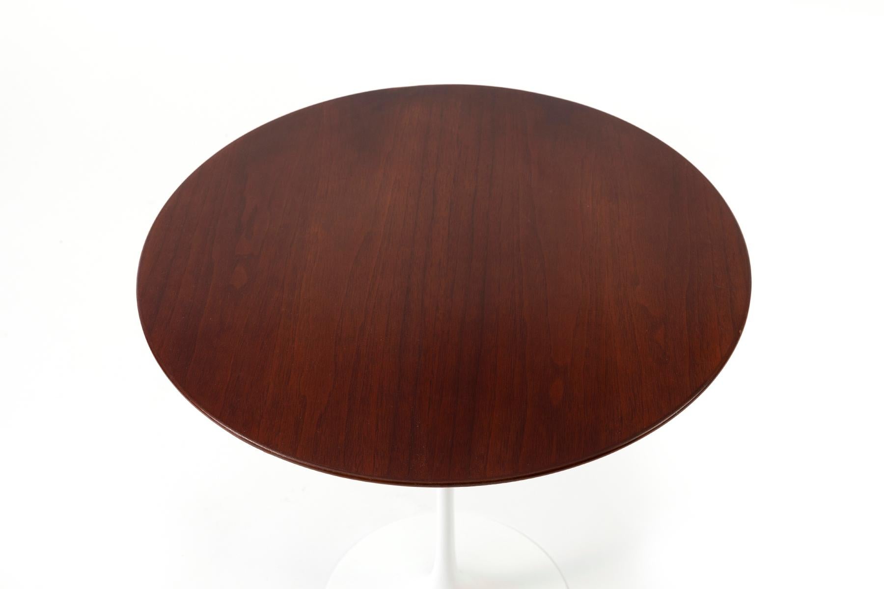 Mid-Century Modern Table d'appoint Eero Saarinen Knoll Mid Century Tulip en vente