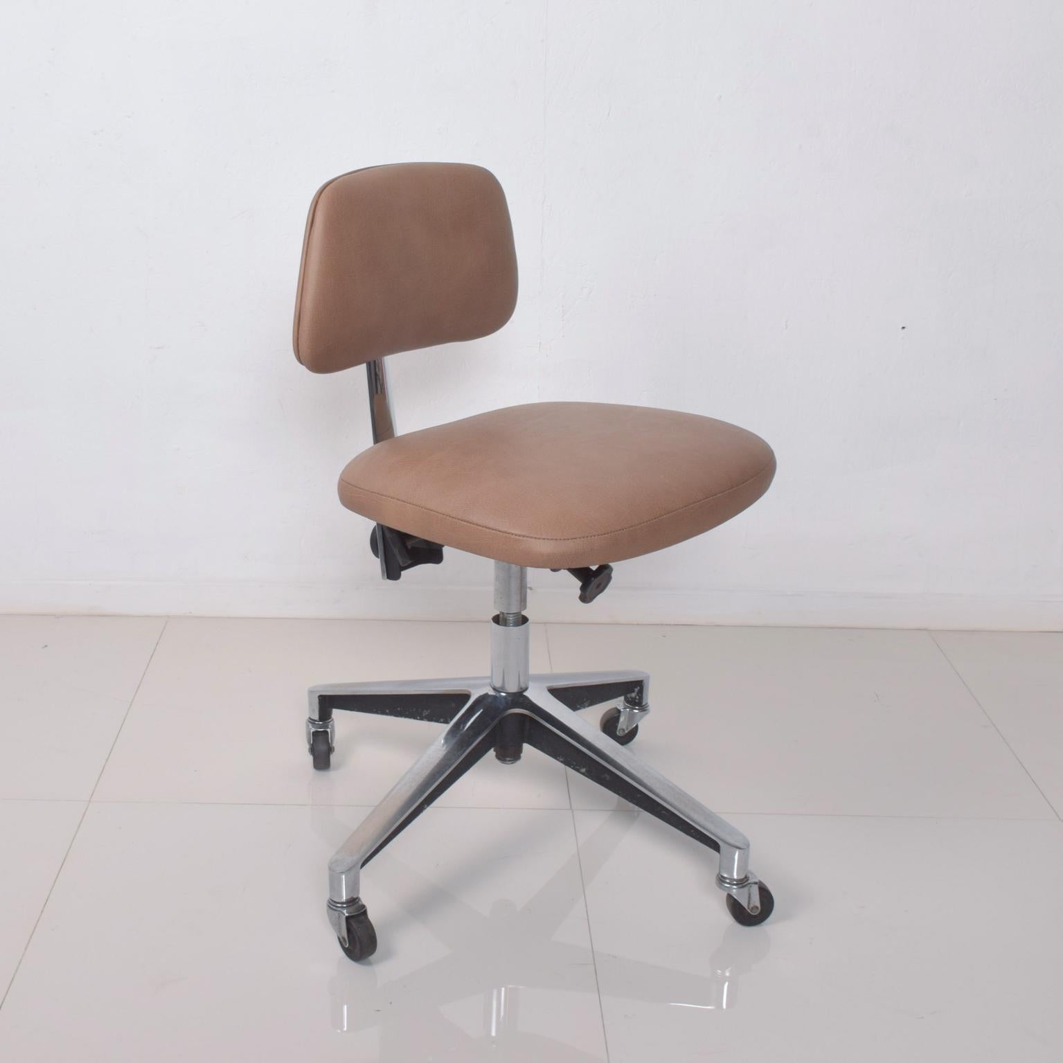 1970s Saarinen KNOLL Office Desk Task Chair Tan Leather Chrome Adjustable In Good Condition In Chula Vista, CA