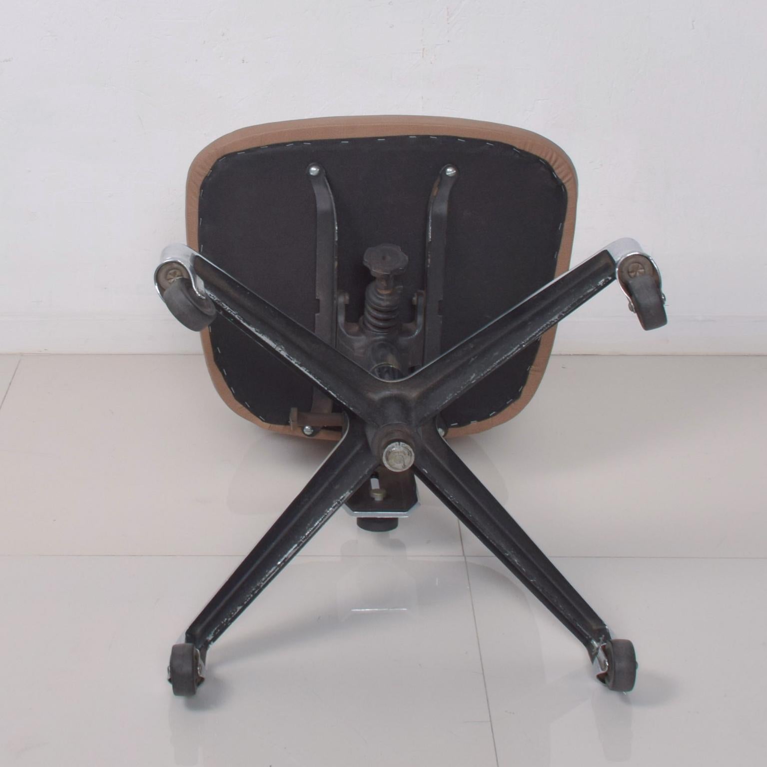 Late 20th Century 1970s Saarinen KNOLL Office Desk Task Chair Tan Leather Chrome Adjustable