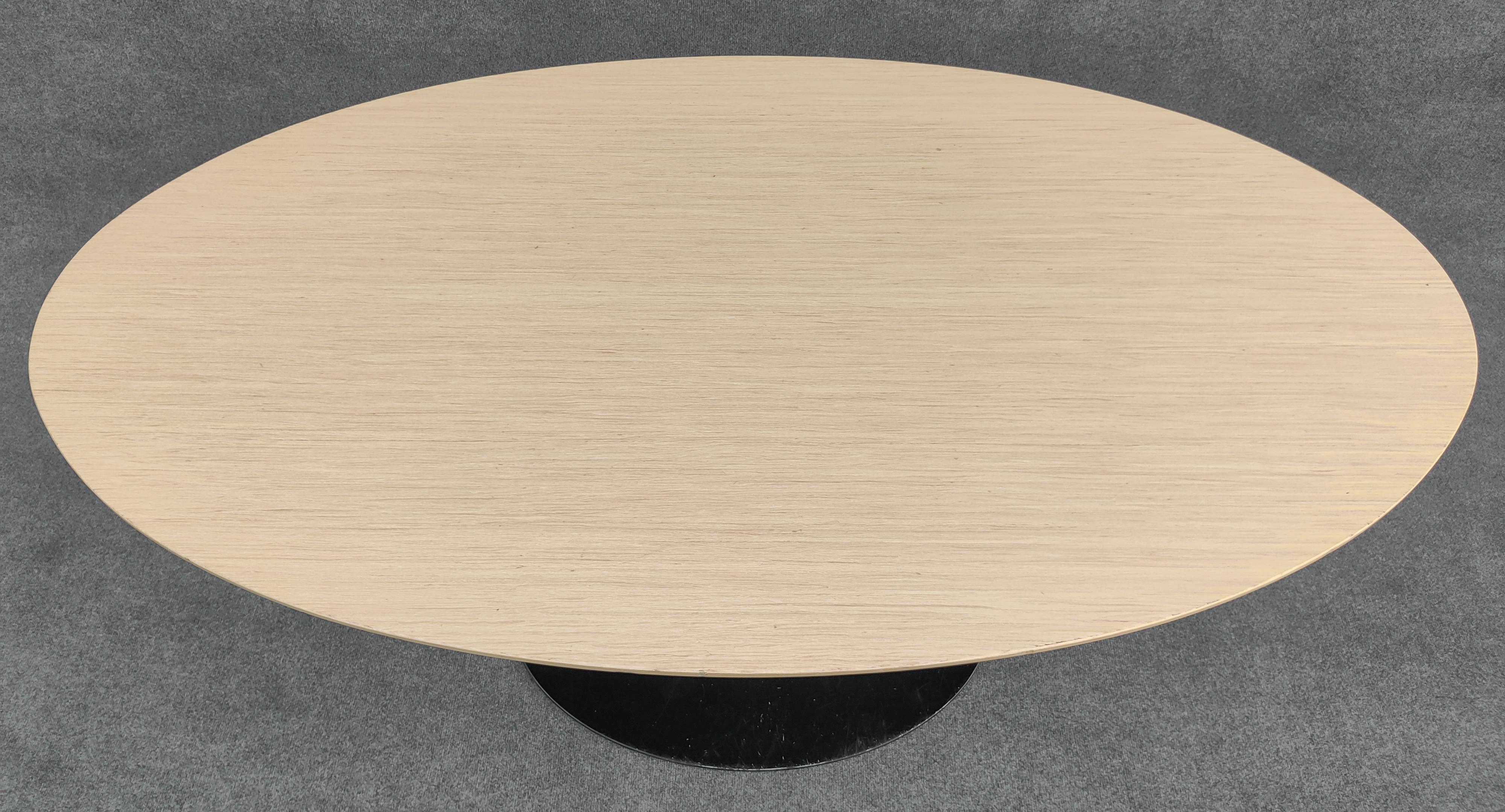 Mid-Century Modern Table de salle à manger Tulipe ovale Eero Saarinen Knoll 66x38 po. avec plateau en bois blond et base noire en vente