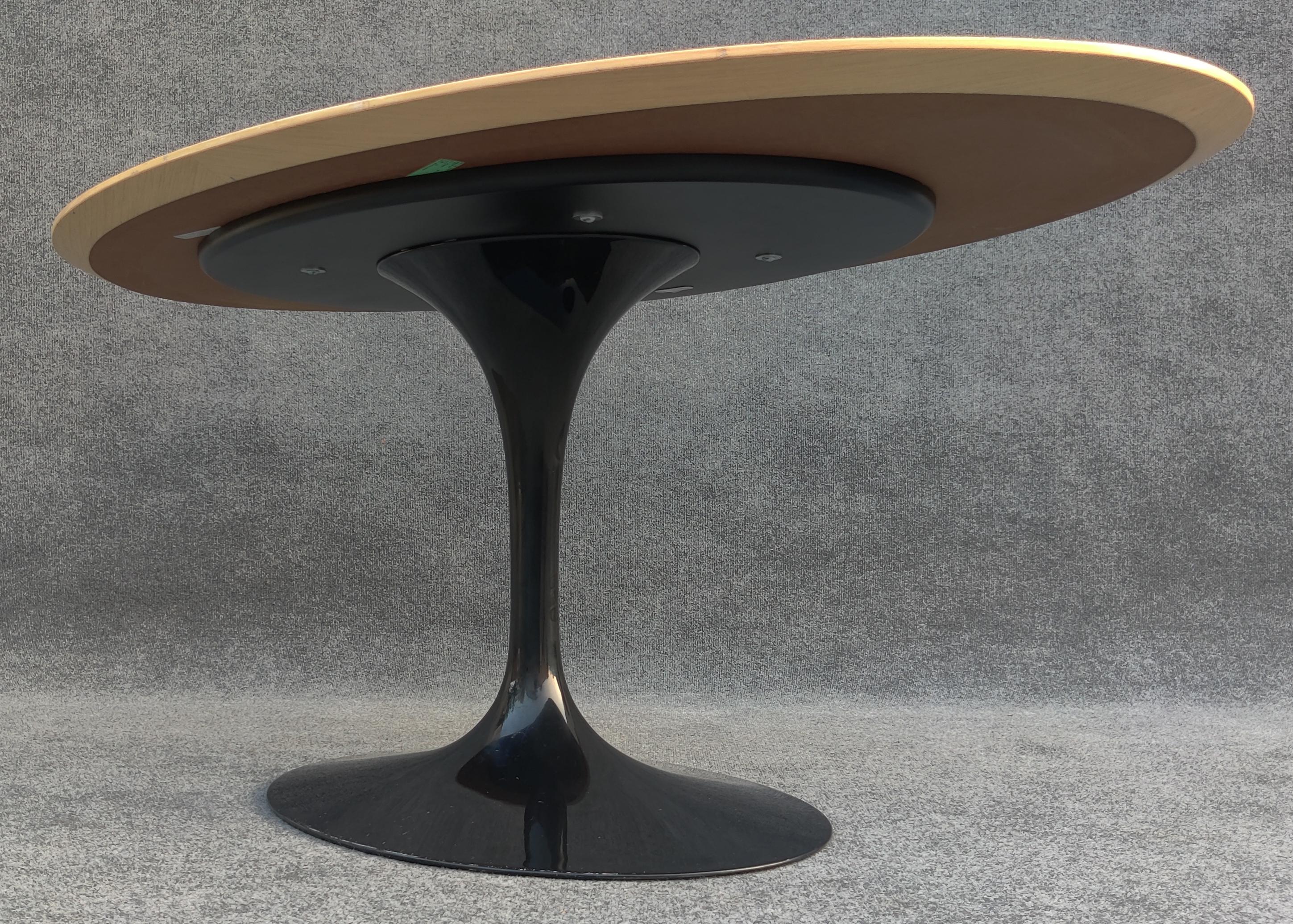 Table de salle à manger Tulipe ovale Eero Saarinen Knoll 66x38 po. avec plateau en bois blond et base noire Bon état - En vente à Philadelphia, PA