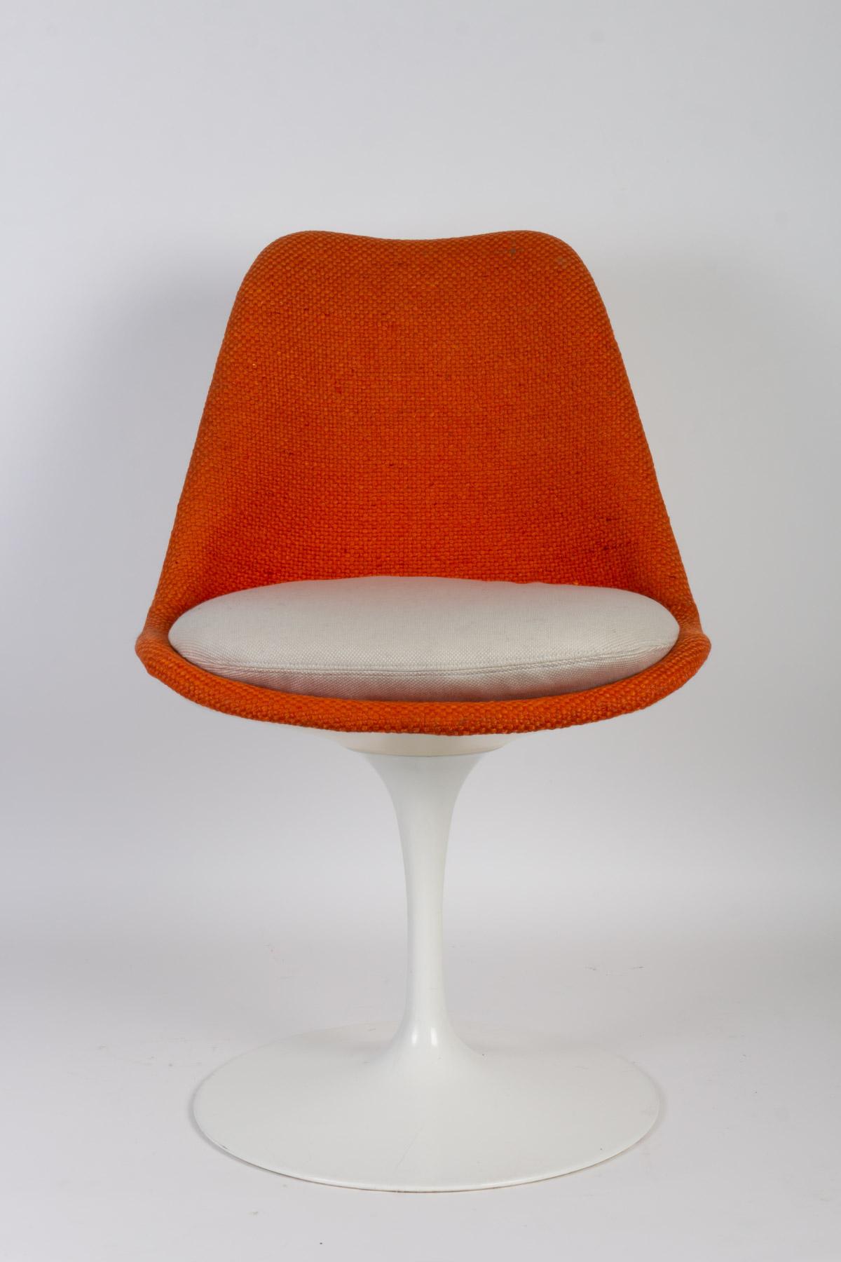 Eero Saarinen (1910-1961) & Knoll International
Suite de six chaises modèle Tulipe
Coque en fibre de verre laquée blanc, piètement pivotant en fonte d'aluminium recouvert de Rilsan blanc
Measures: 81 x 51 x 44 cm. The tulip chair was designed by