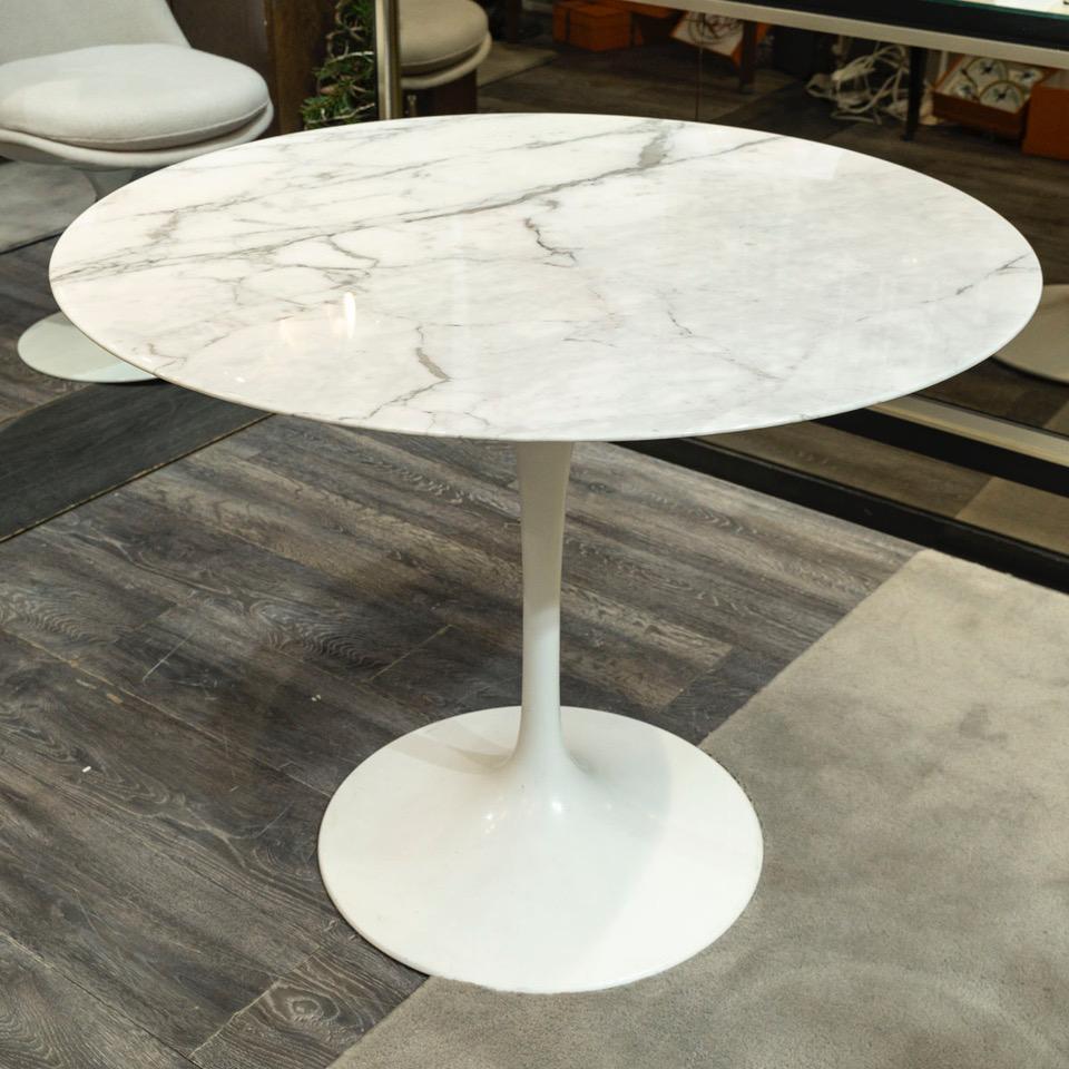 Eero Saarinen & Knoll : “Tulip” calacatta table 91 cm 

Features:
H 72 cm diam 91 cm.
Design Eero Saarinen, 1957.
Calacatta marble top, 2 cm thick 
polyester varnish with beveled edge.
Cast aluminum legs, Rislan white.
For 2/3 people 
Certificate of