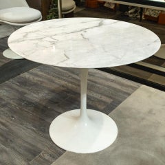 Eero Saarinen & Knoll : “Tulip” calacatta table 91 cm
