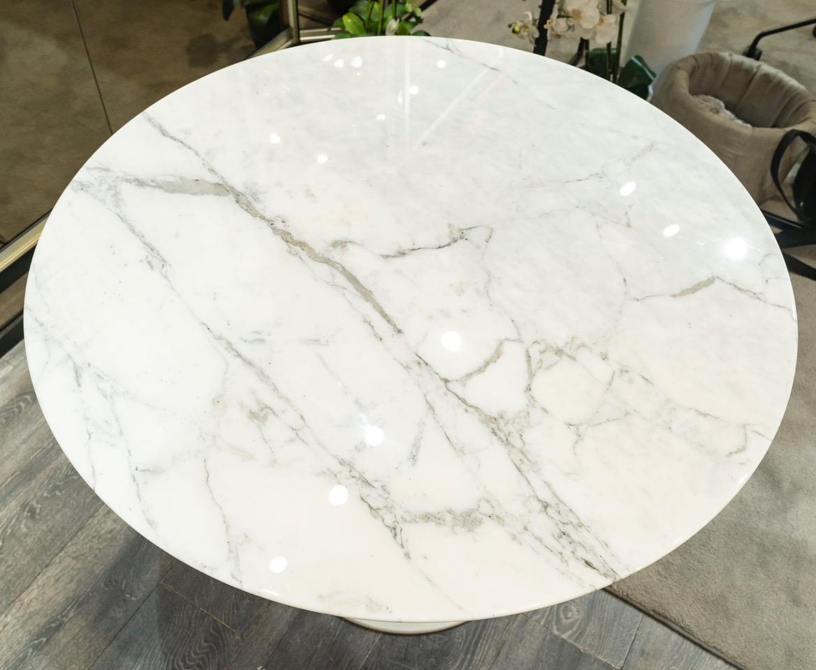 Eero Saarinen & Knoll : “Tulip” calacatta table 91 cm In Excellent Condition In SAINT-OUEN-SUR-SEINE, FR
