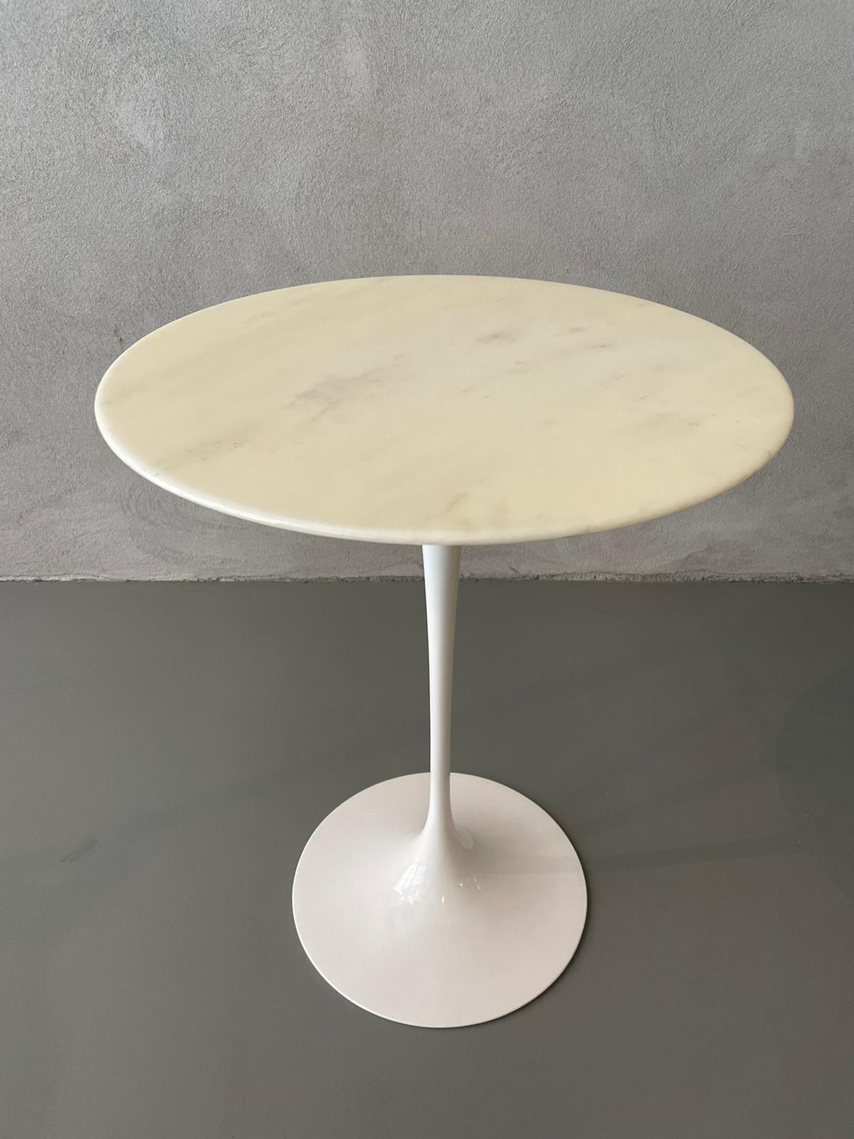 A fine example of a coffe table Italian Carrara by Eero Saarinen for Knoll, Calacatta marble top and white cast metal tulip pedestal base.

Eero Saarinen vowed to address the “ugly, confusing, unrestful world” he observed underneath chairs and