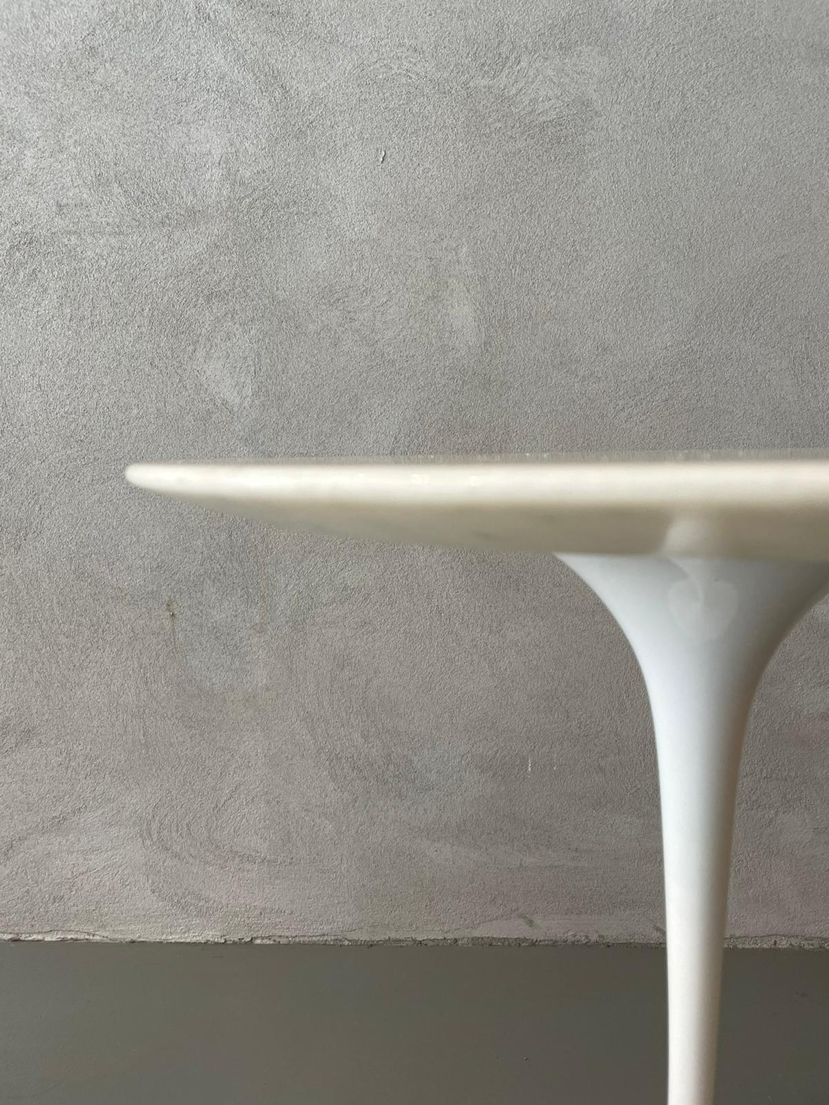 Mid-Century Modern Eero Saarinen Knoll Tulip Coffe Table White Carrara Calacatta Marble, Italy 1970
