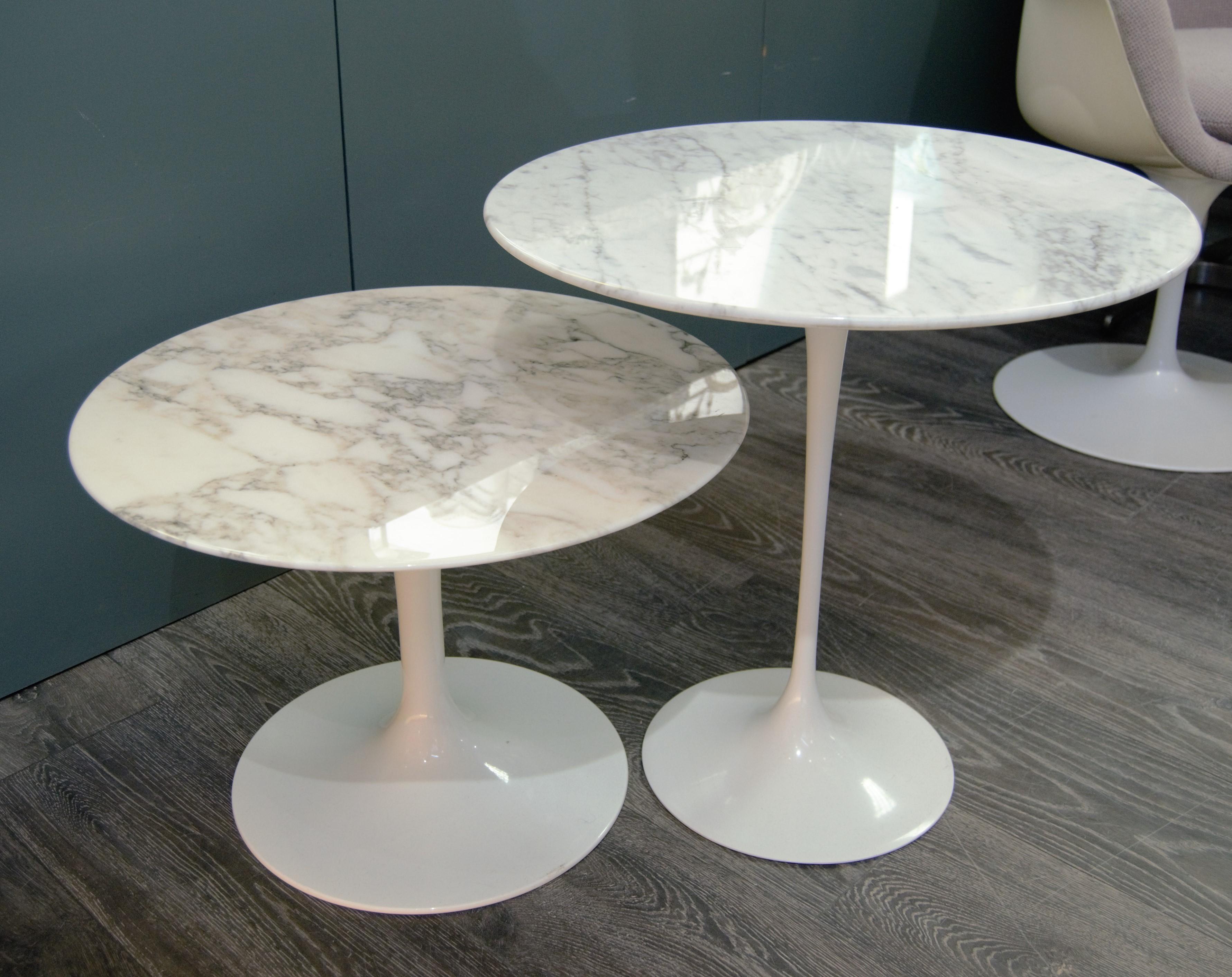 Eero Saarinen (1910-1961) & Knoll International
Tulip, modèle created, 1956.
Eero Saarinen (1910-1961) & Knoll International 

2 pedestals forming nesting tables with round marble tops on a tulip foot. 
Measures: 20.08 x 20.08 inch.
14.18 x