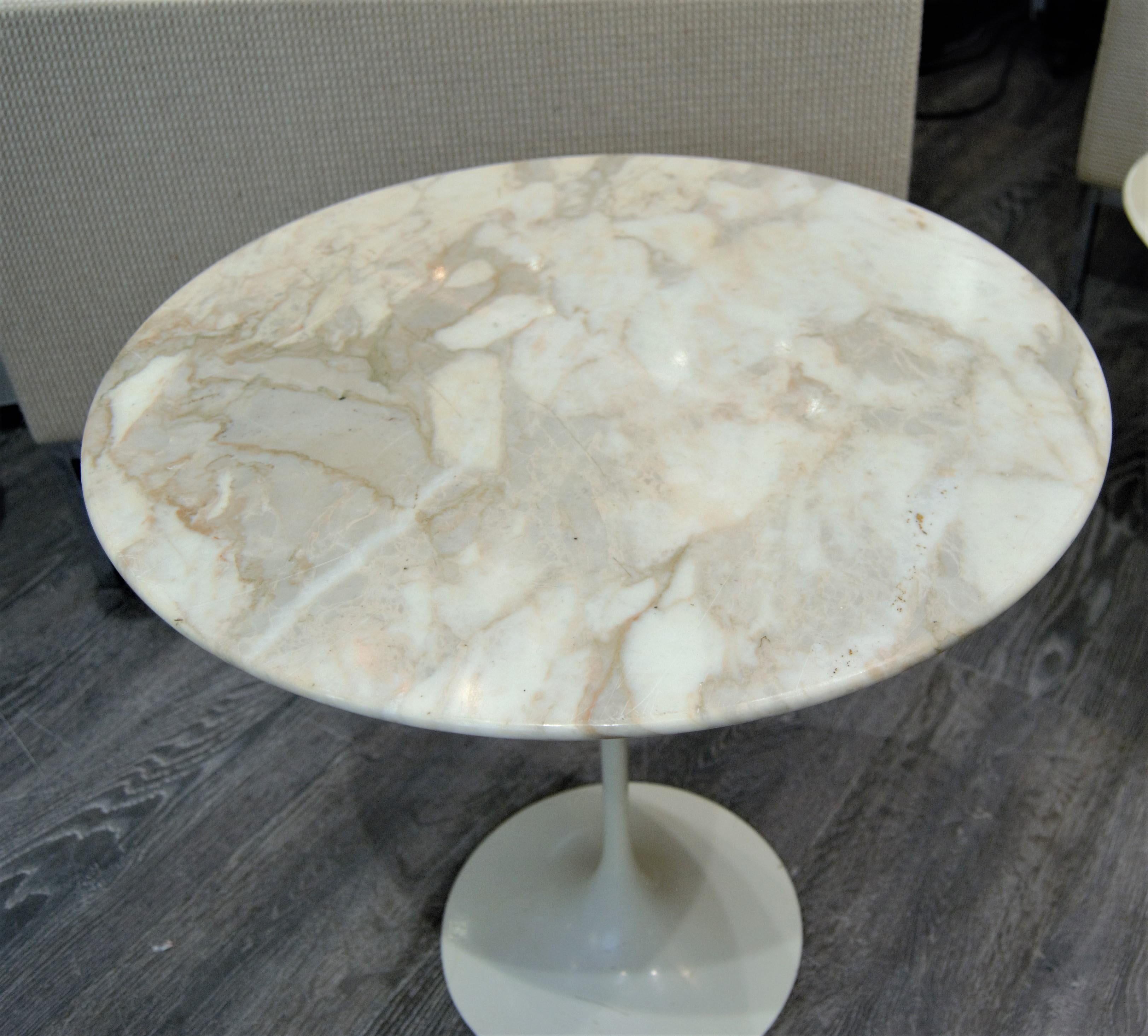 „Tulip“-Marmor-Gueridon-Tisch von Eero Saarinen & Knoll, xxth (Skandinavische Moderne) im Angebot