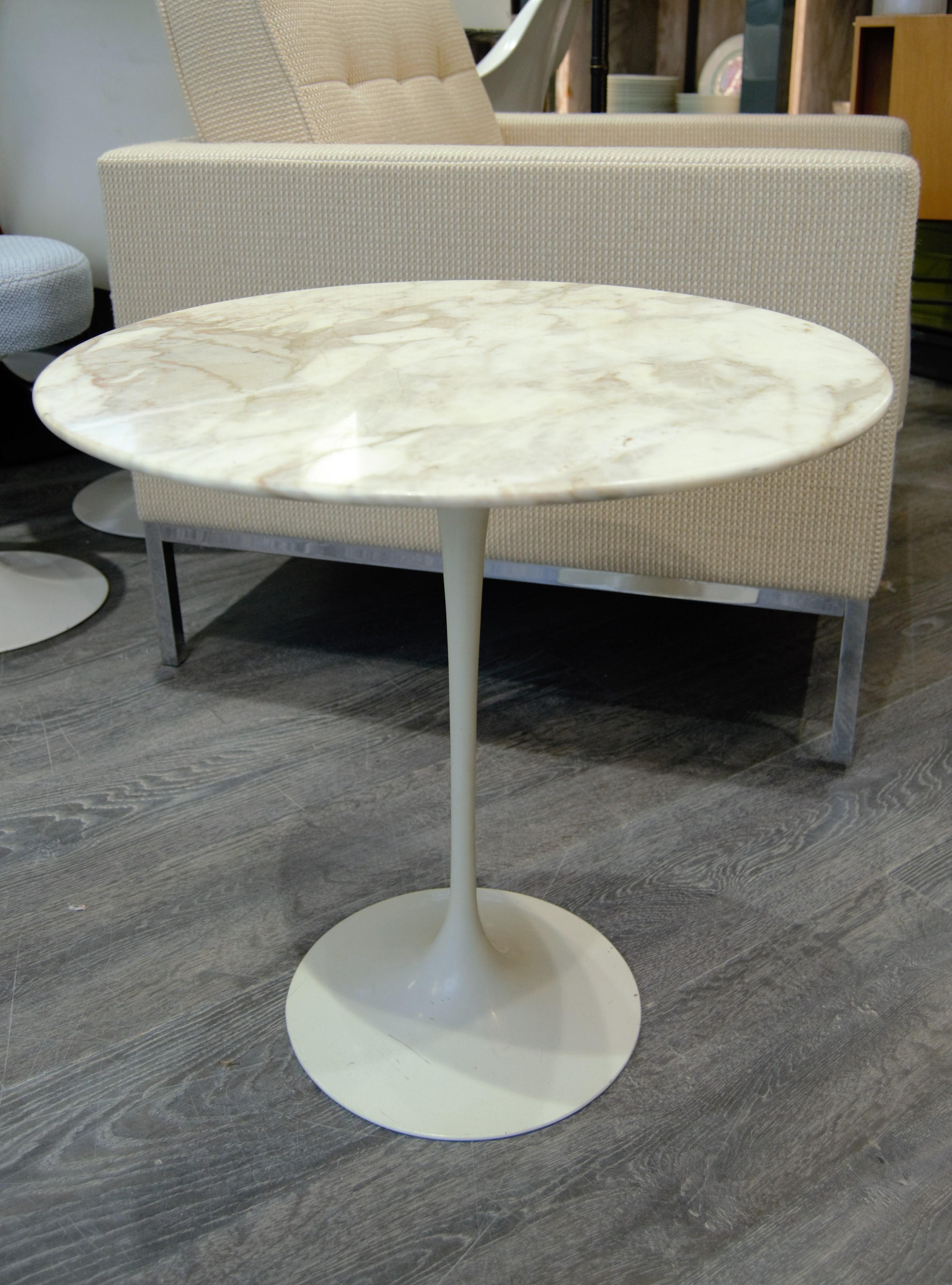 „Tulip“-Marmor-Gueridon-Tisch von Eero Saarinen & Knoll, xxth (Finnisch) im Angebot