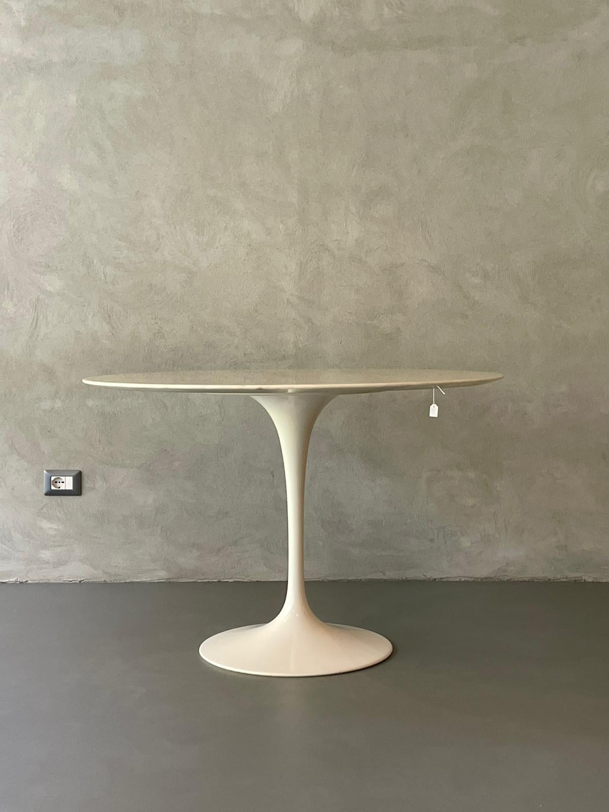 Round dining pedestal table 42